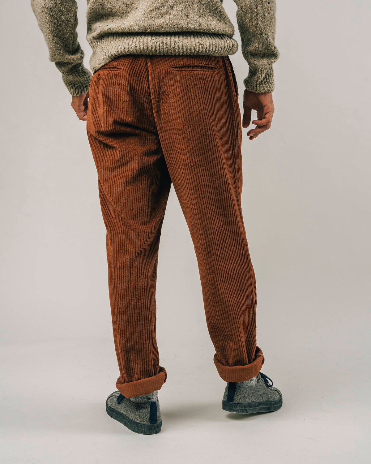 Pantalon droit velours en coton bio | marron "corduroy pleated chino copper"
