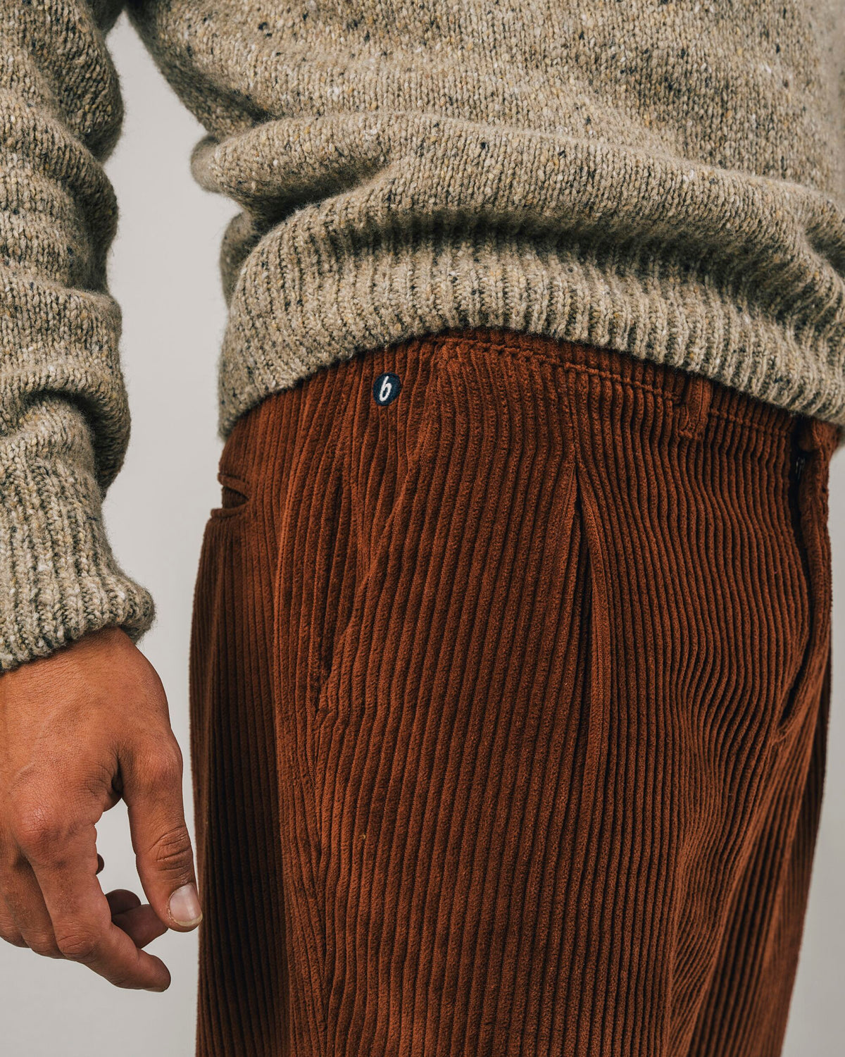 Pantalon droit velours en coton bio | marron "corduroy pleated chino copper"