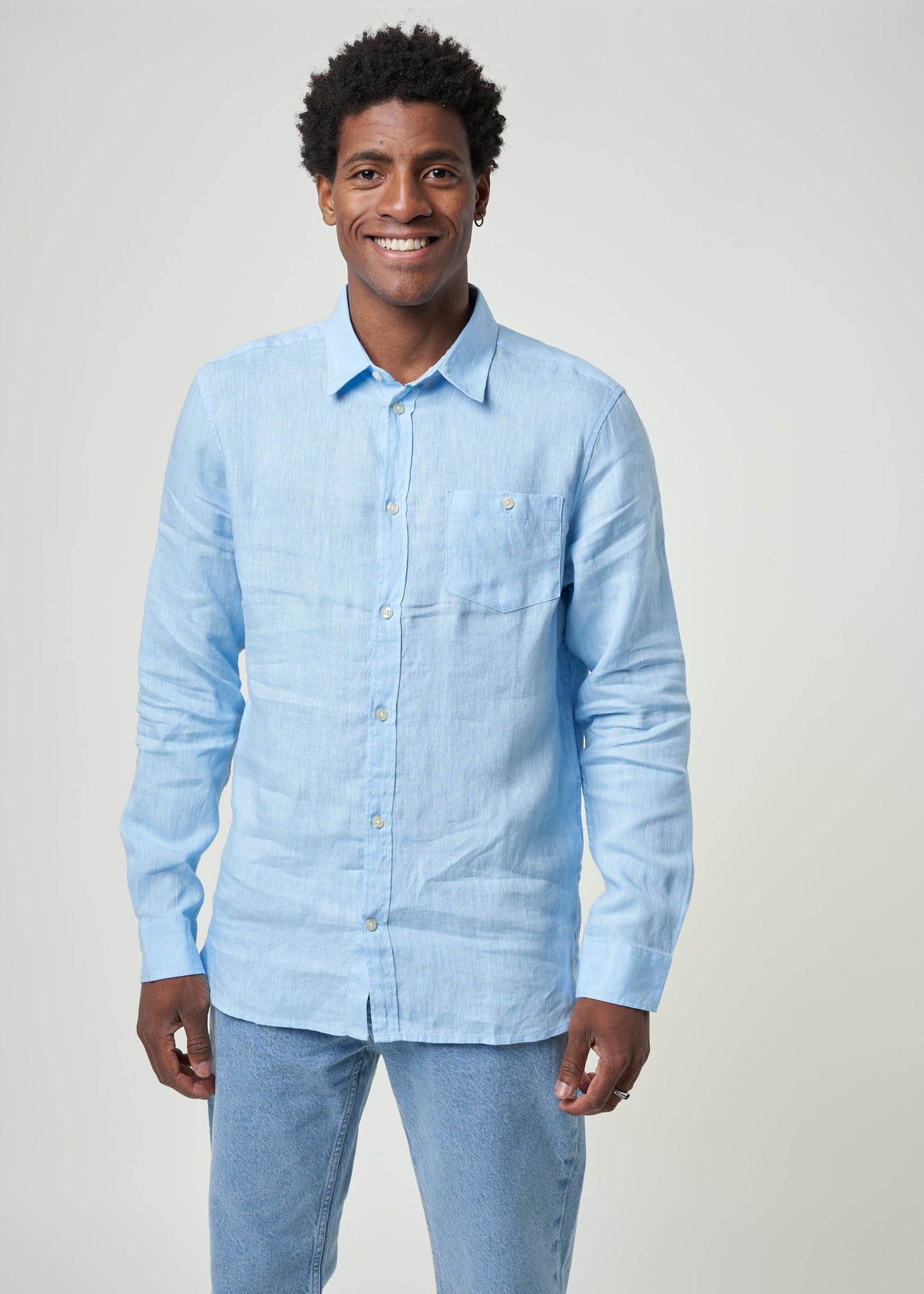 Chemise bleue en lin bio - custom fit linen shirt airy blue