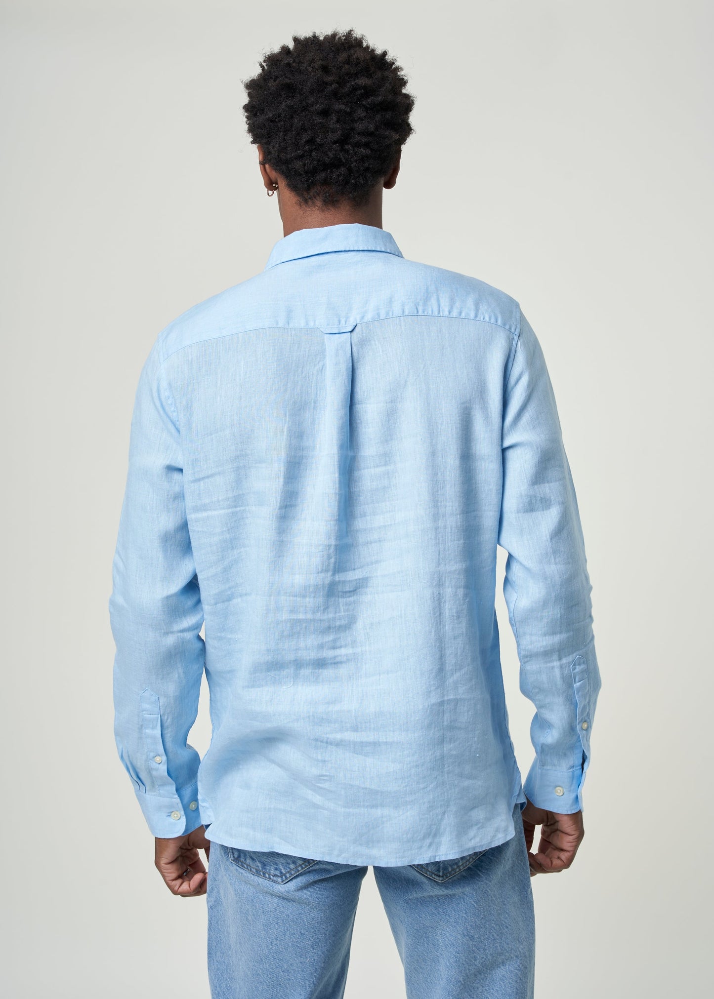 Chemise bleue en lin bio - custom fit linen shirt airy blue