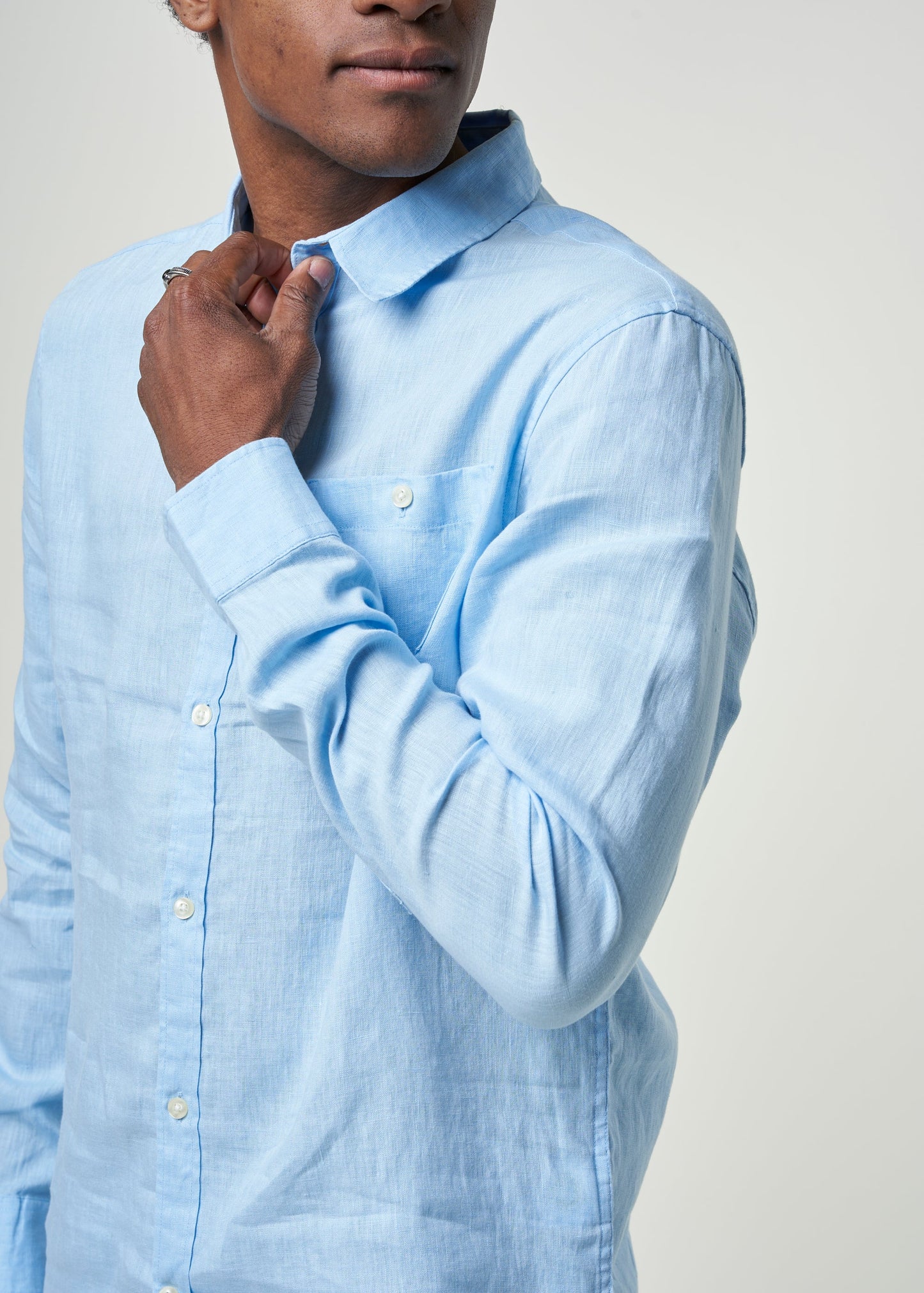 Chemise bleue en lin bio - custom fit linen shirt airy blue