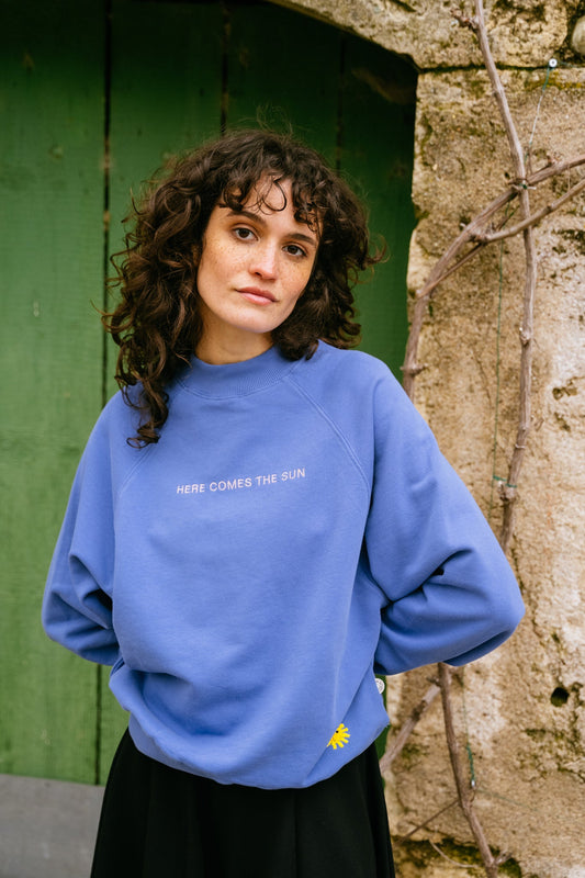 Sweat brodé en coton bio | Bleu "here comes the sun heritage blue fantine"