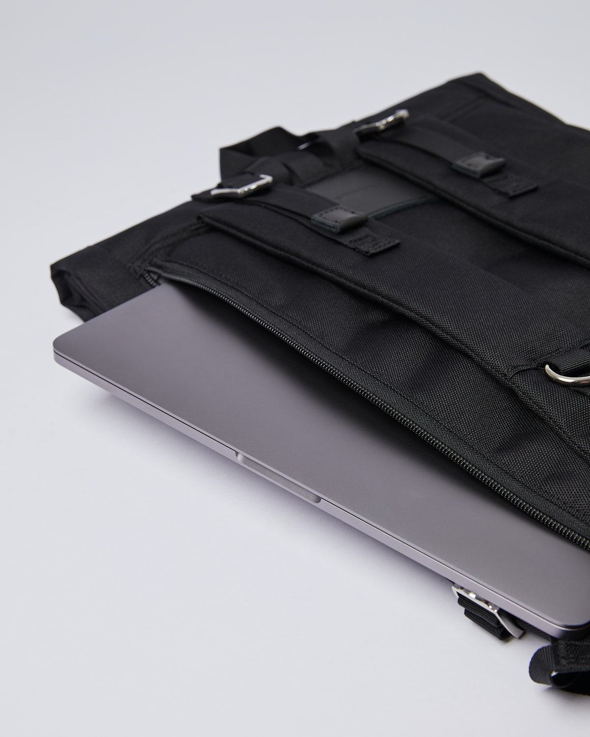 Sac à dos en matières recyclées | noir "bernt black with black leather"