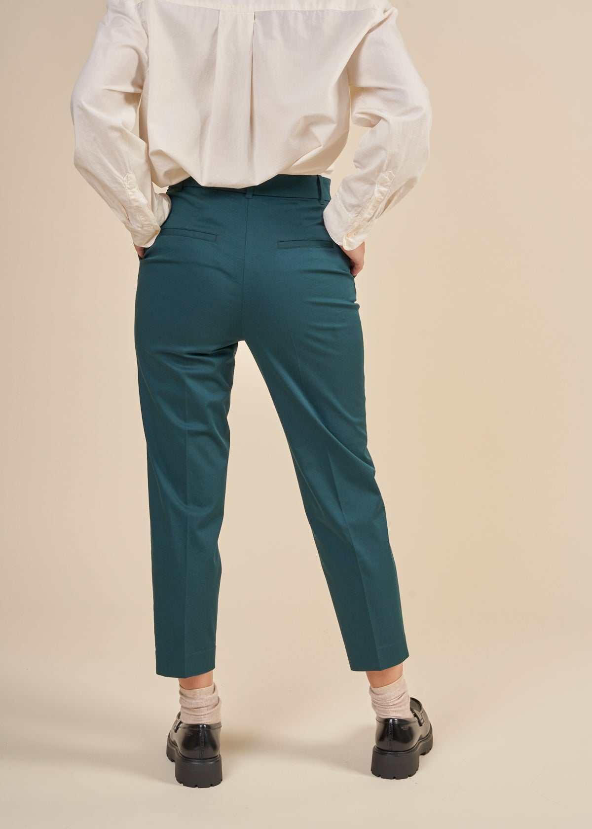 Pantalon à pinces en coton bio | Vert foncé "warmaar teal stone"