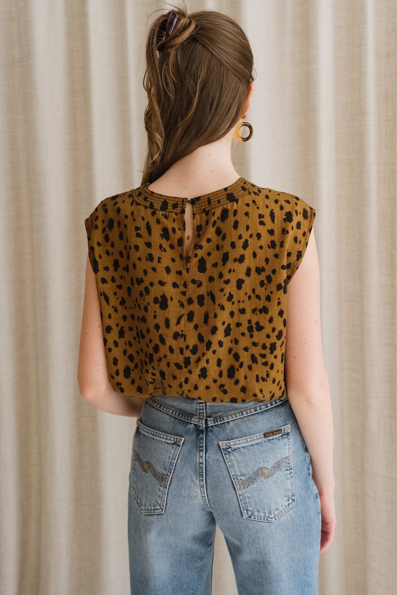 Top en tencel | marron "neraali leopaa - dark camel"