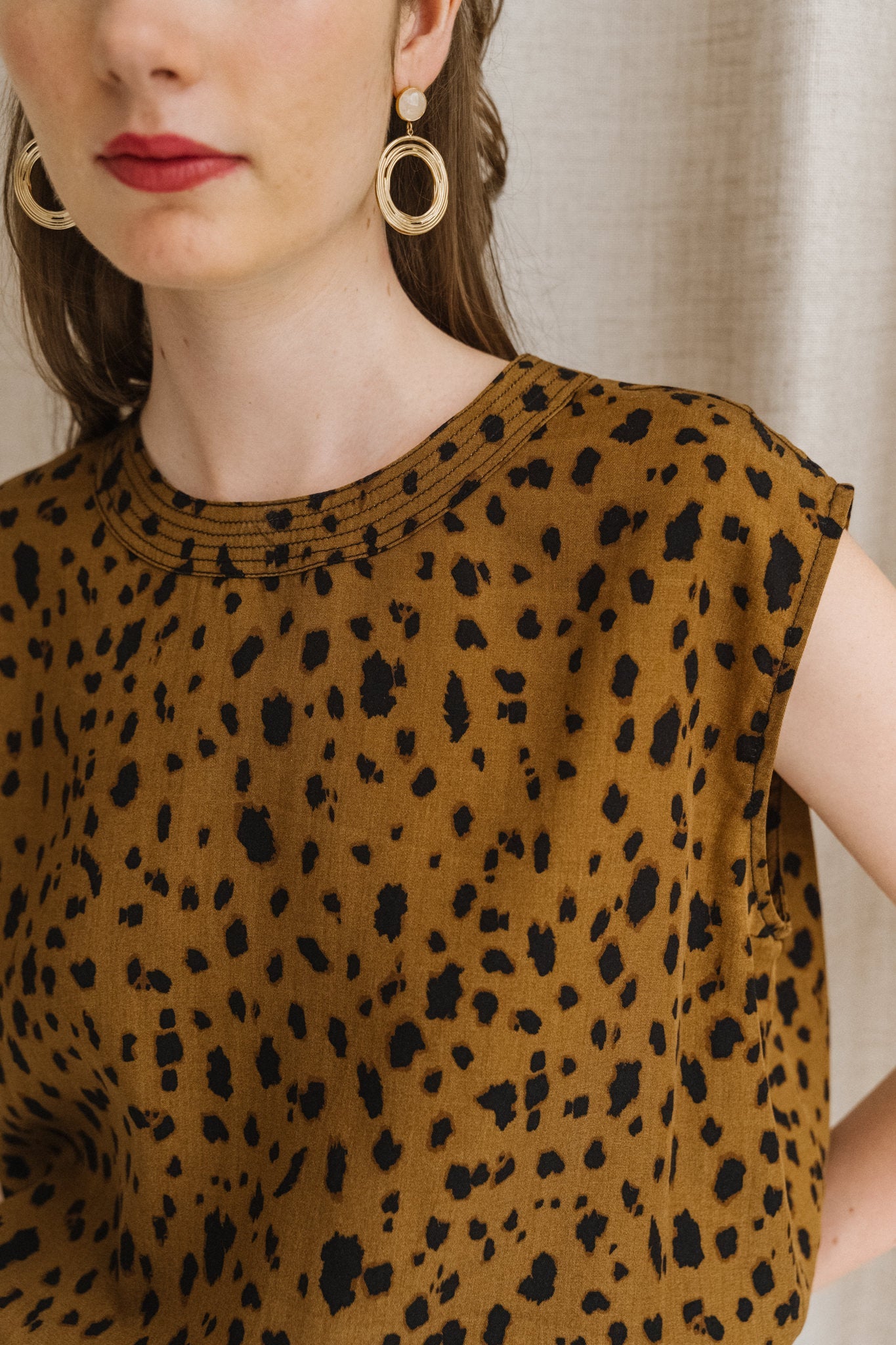 Top en tencel | marron "neraali leopaa - dark camel"
