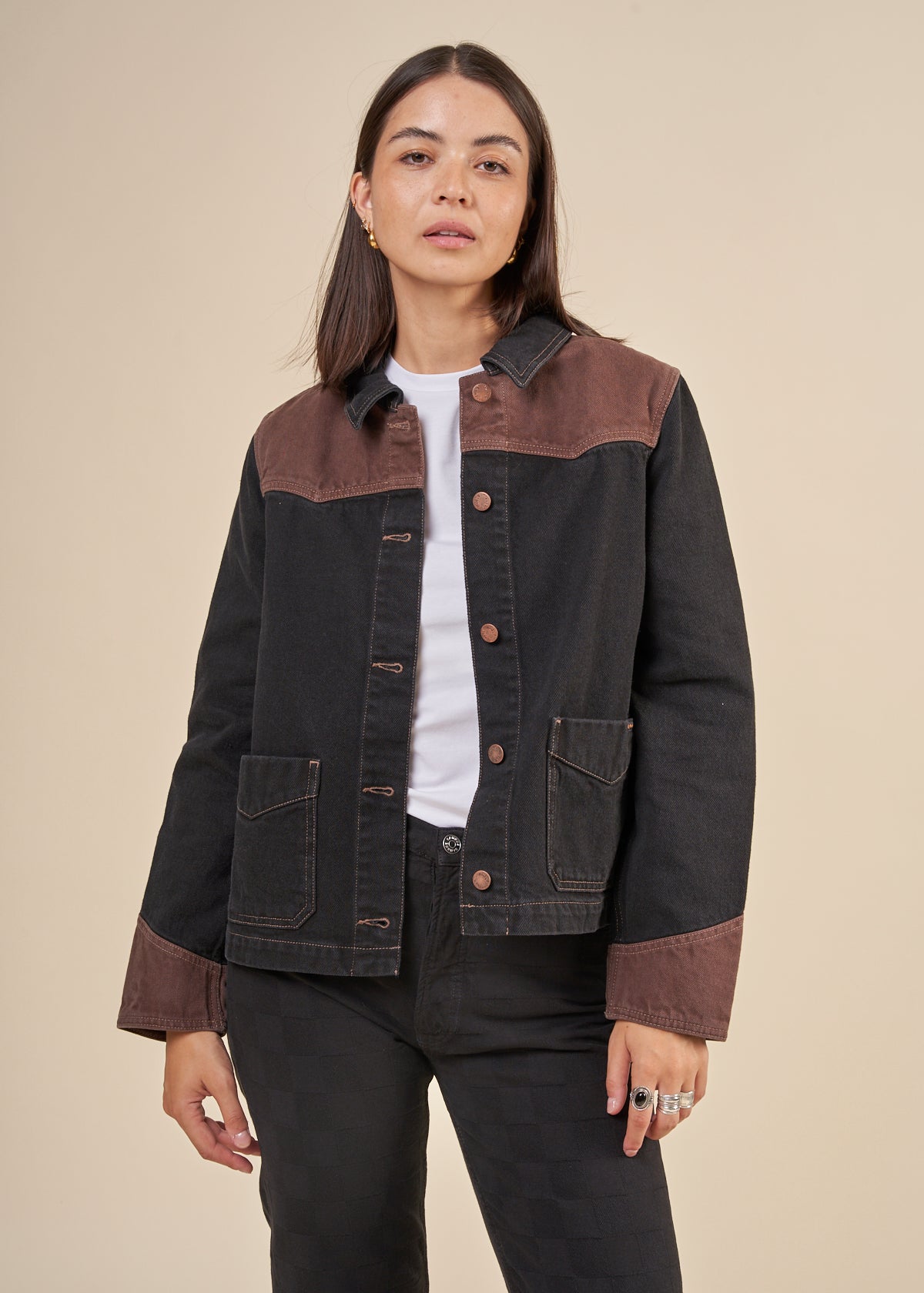 Veste en jean en coton recyclé et bio | Marron "kelly western jacket blocked black/brown"