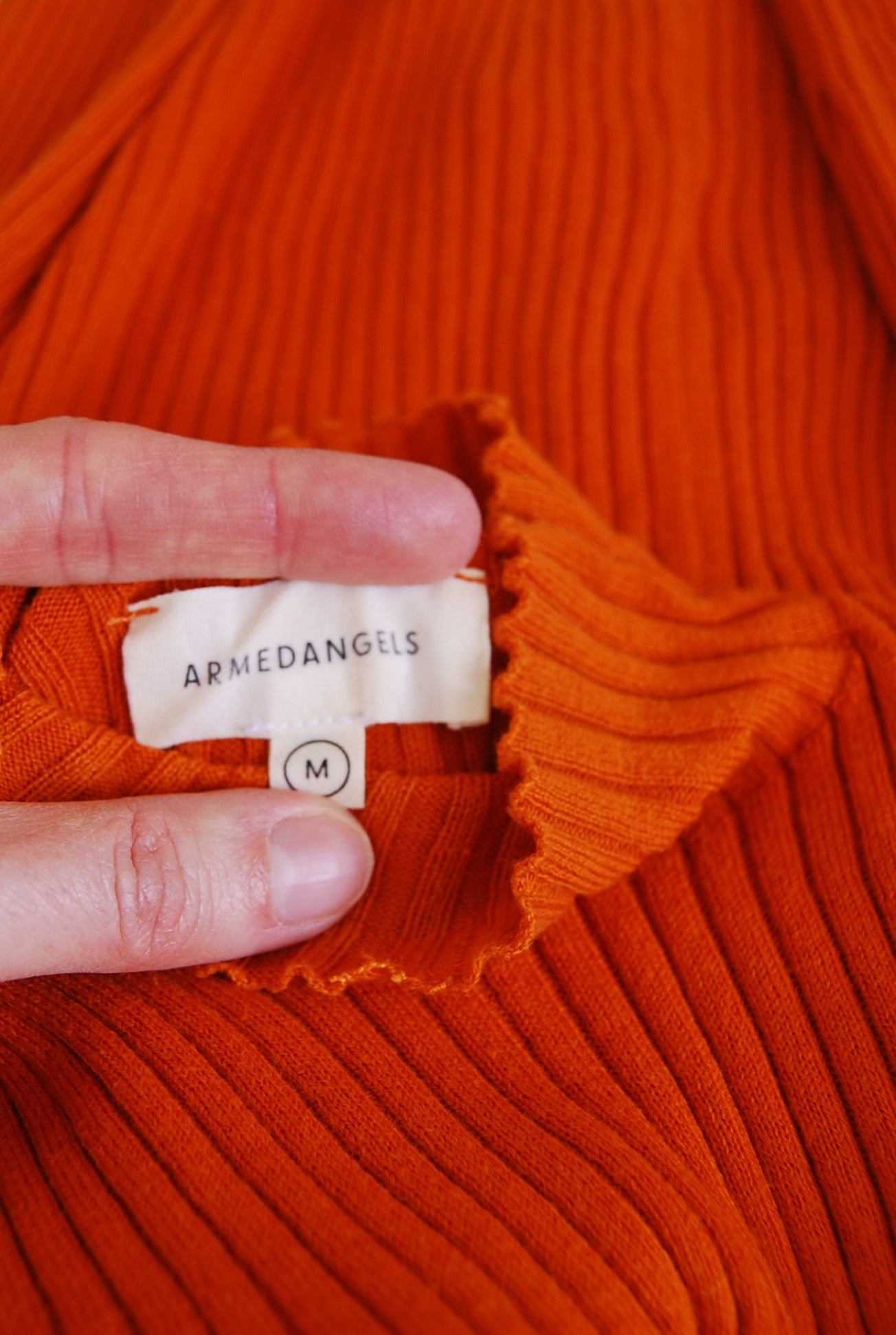 Col roulé orange ArmedAngels