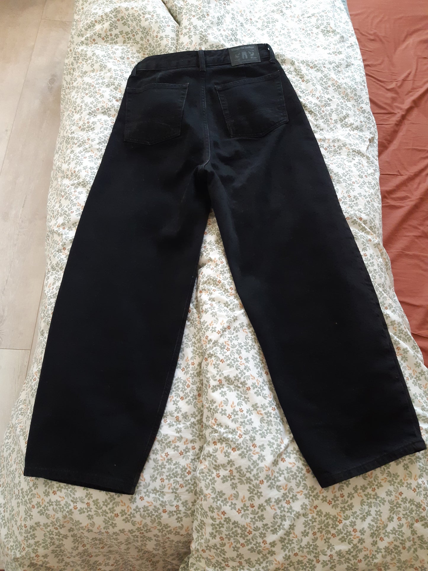 Jean ballon en coton recyclé | noir 'leila cropped - holo black used'