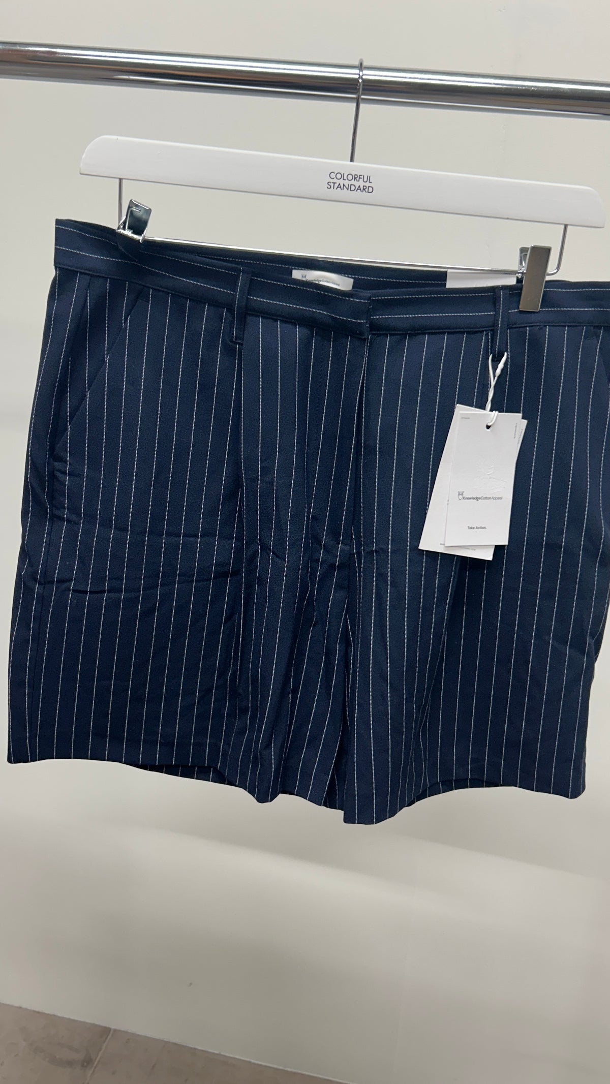 Short large à rayures bleu nuit en matière recyclée - Posey