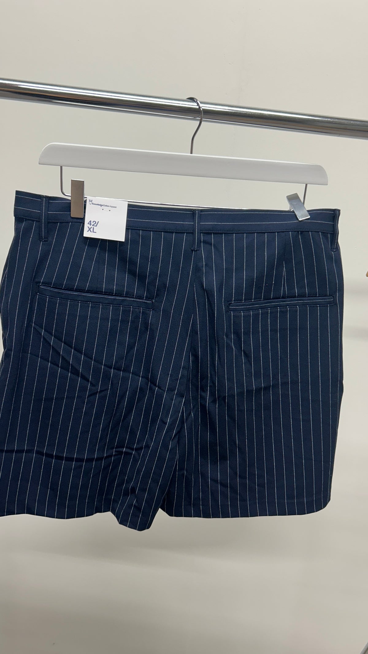 Short large à rayures bleu nuit en matière recyclée - Posey
