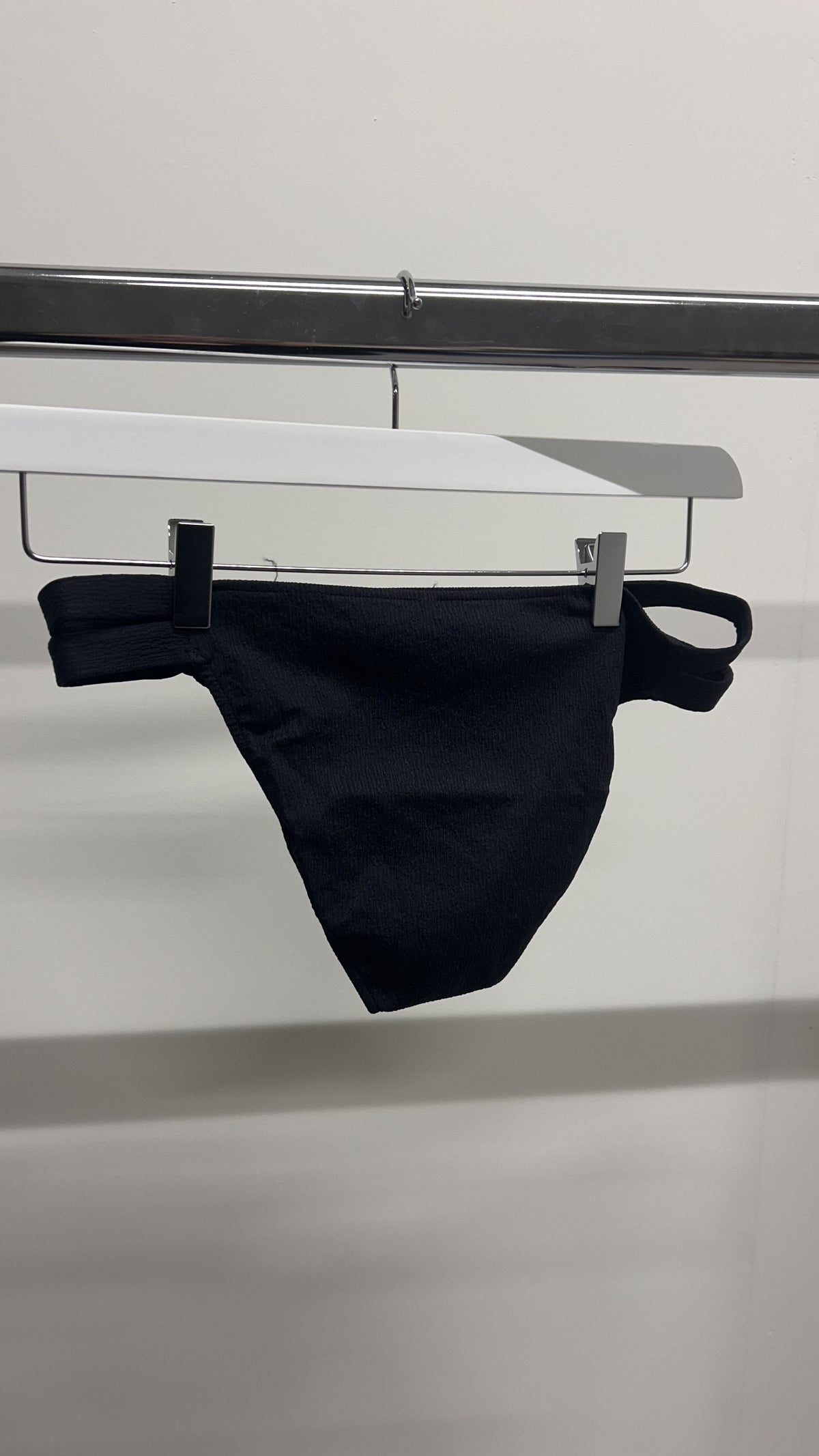 Bas de maillot échancré en matière recyclée | noir 'dunes noir'