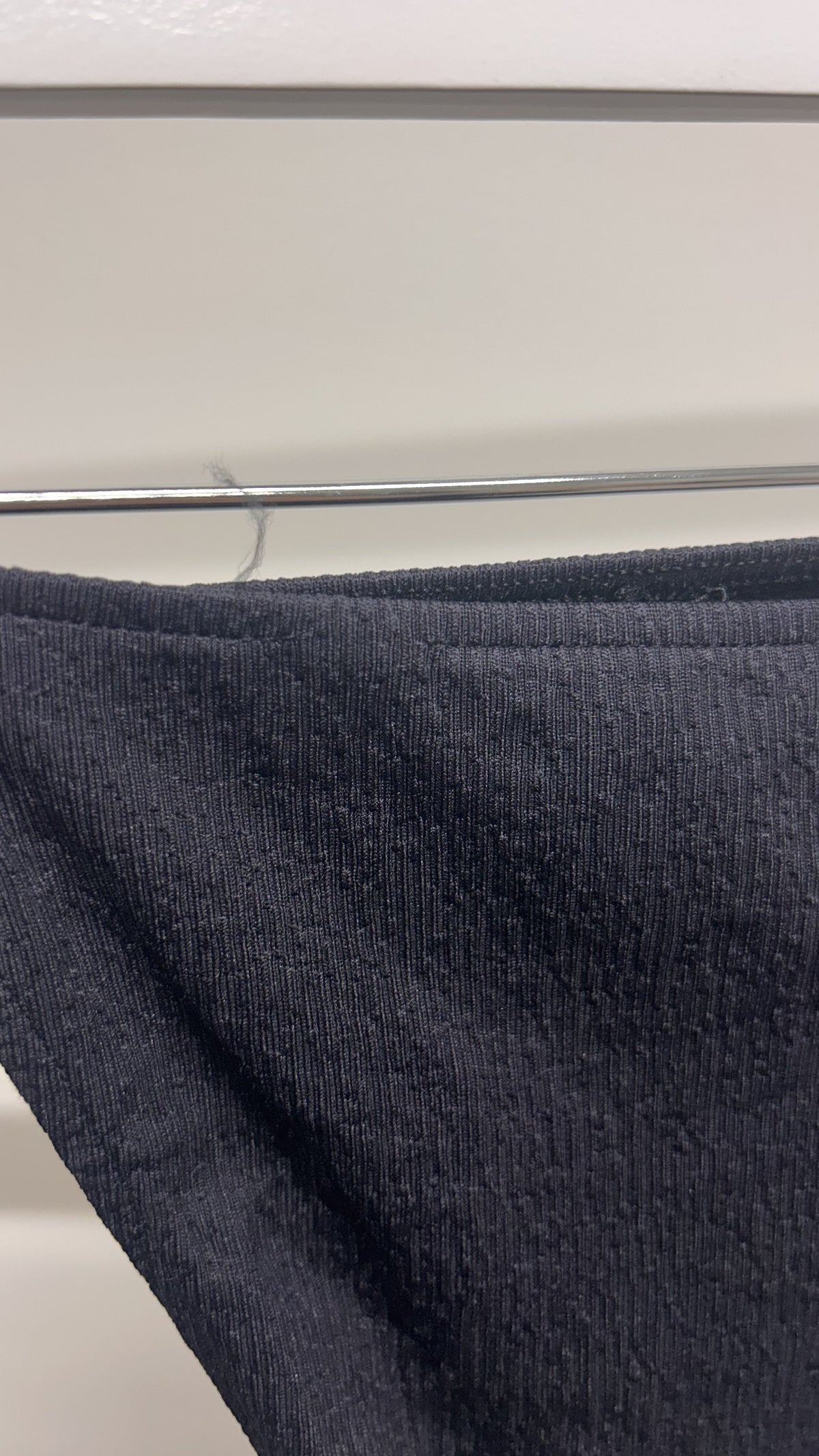 Bas de maillot échancré en matière recyclée | noir 'dunes noir'