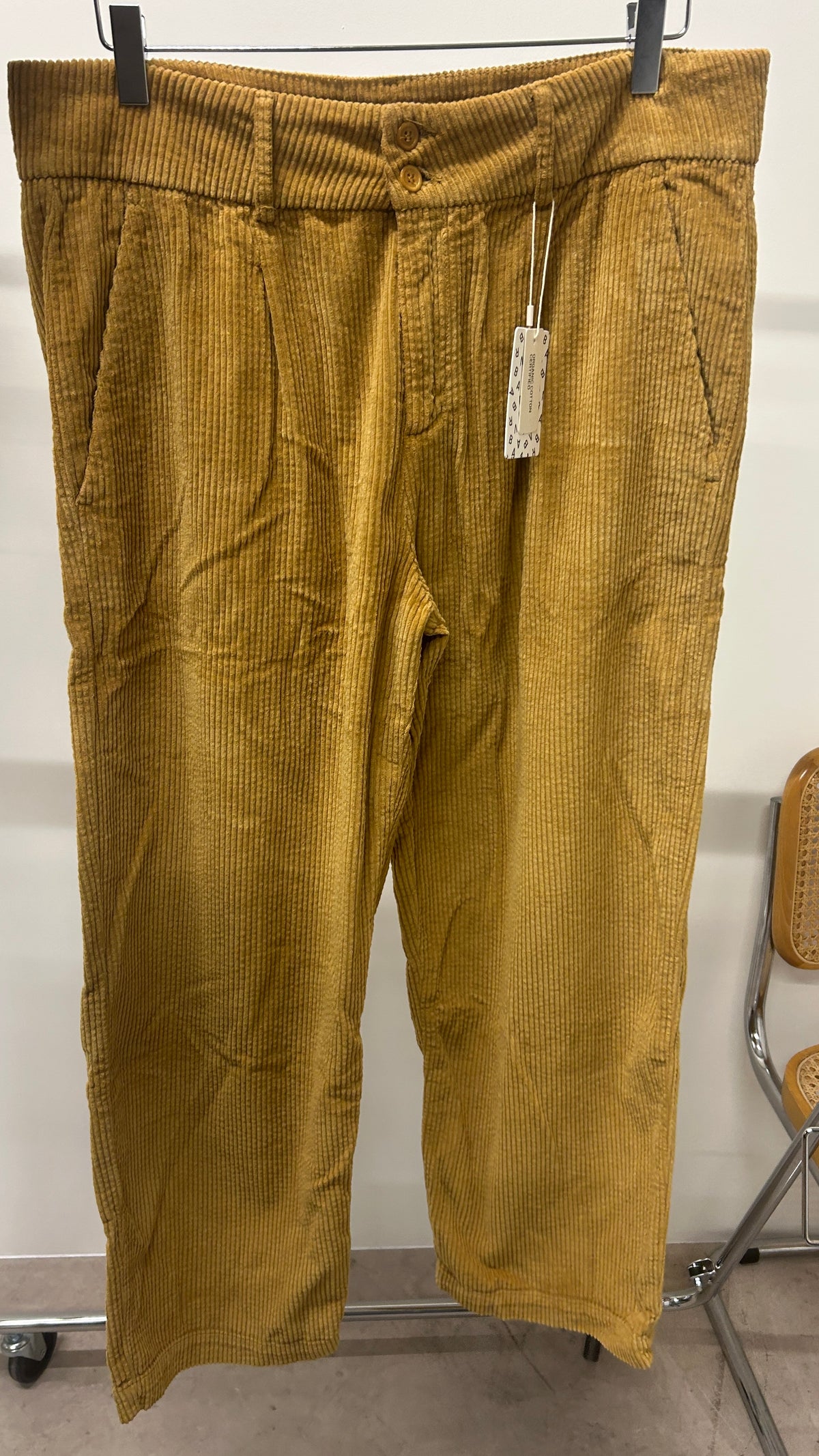 Pantalon pinces droit velours en coton bio | camel 'corduroy pleated pants'