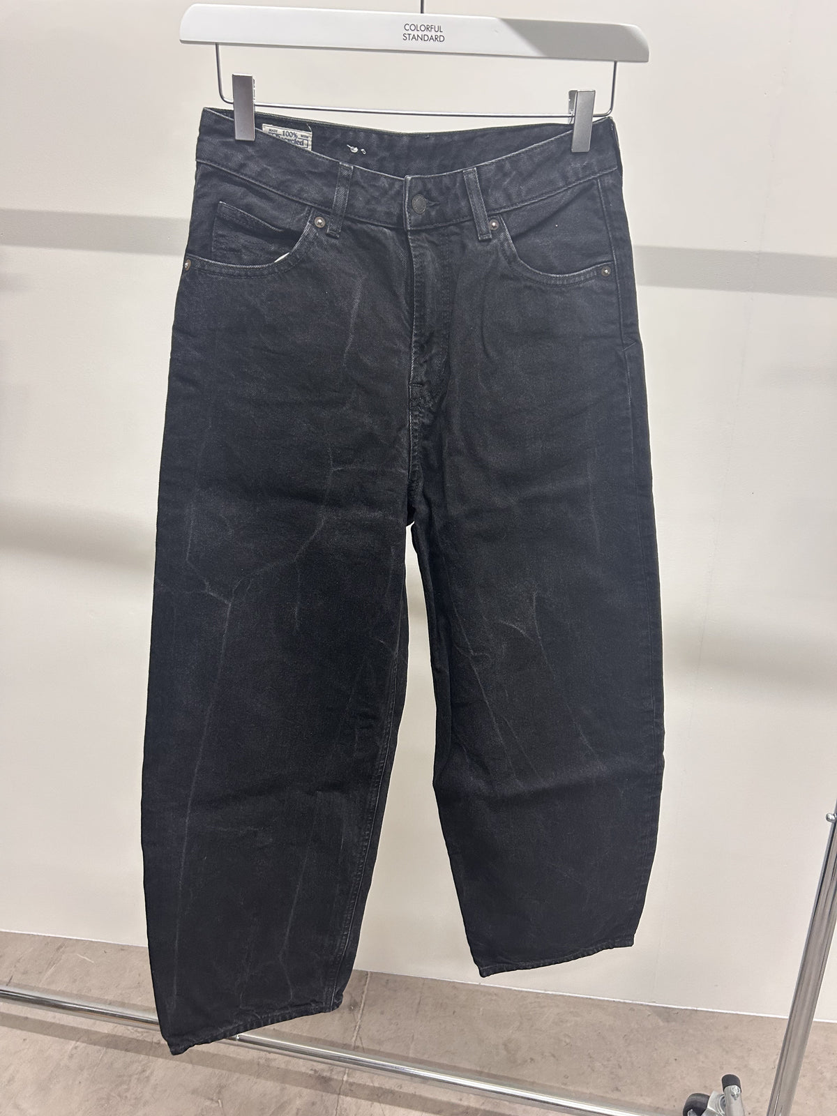 Jean ballon en coton recyclé | noir 'leila cropped - holo black used'