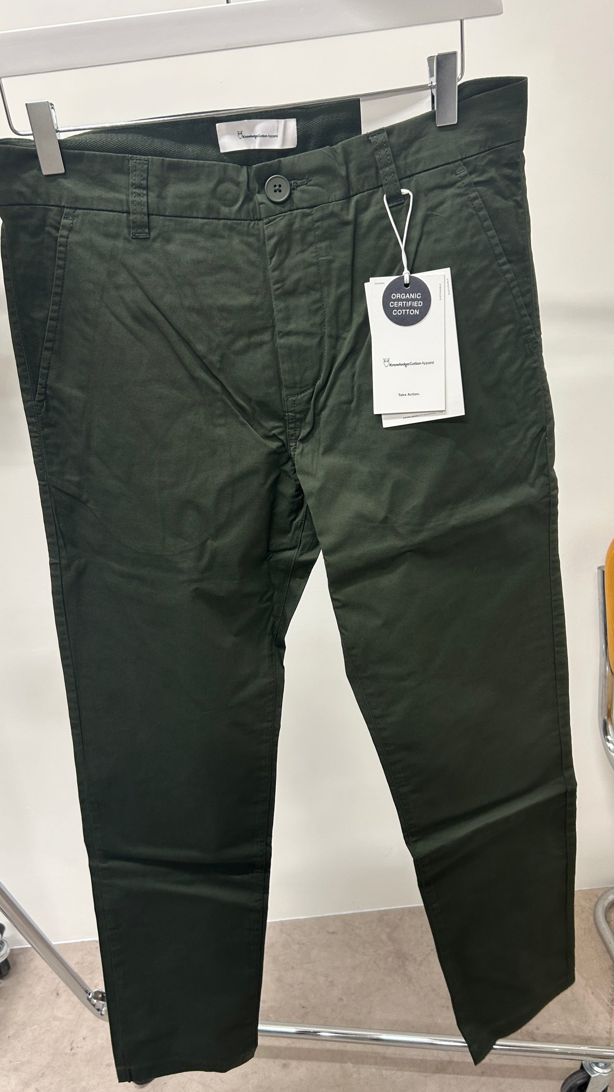Chino en popeline coton bio | vert forêt 'chuck regular poplin pant forrest night'