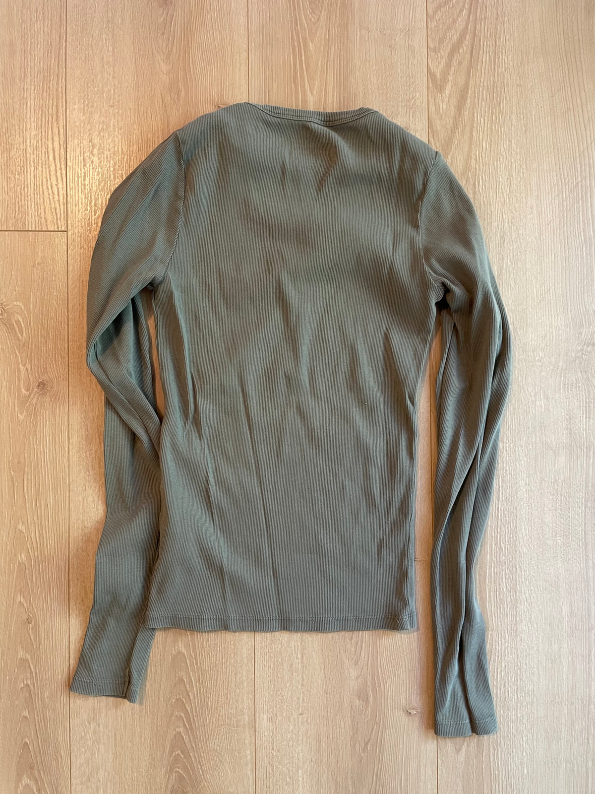 T-shirt manches longues côtelé en coton bio | vert 'dusty olive'