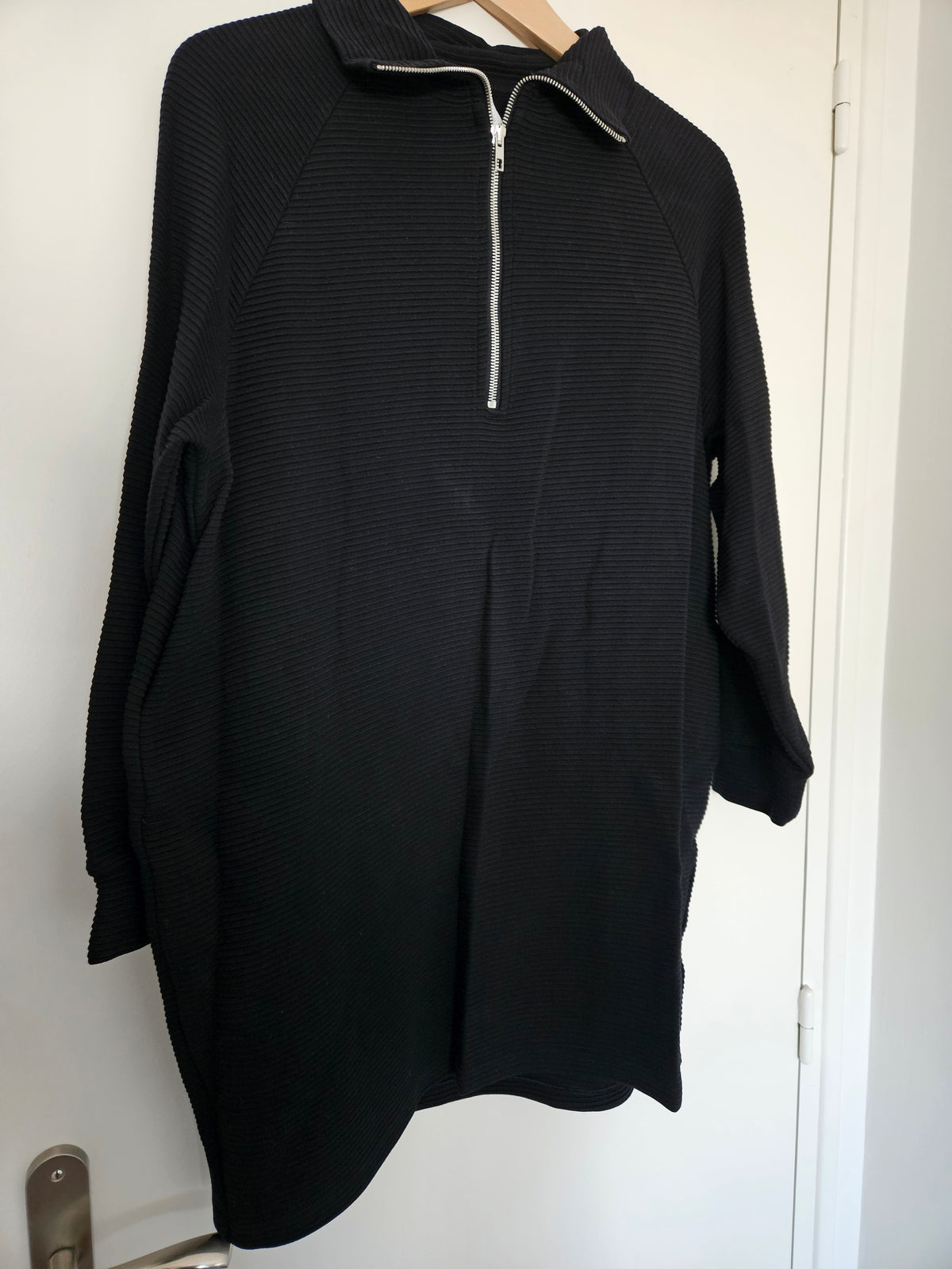 Robe col zippée noire en côte de coton bio - maloma black
