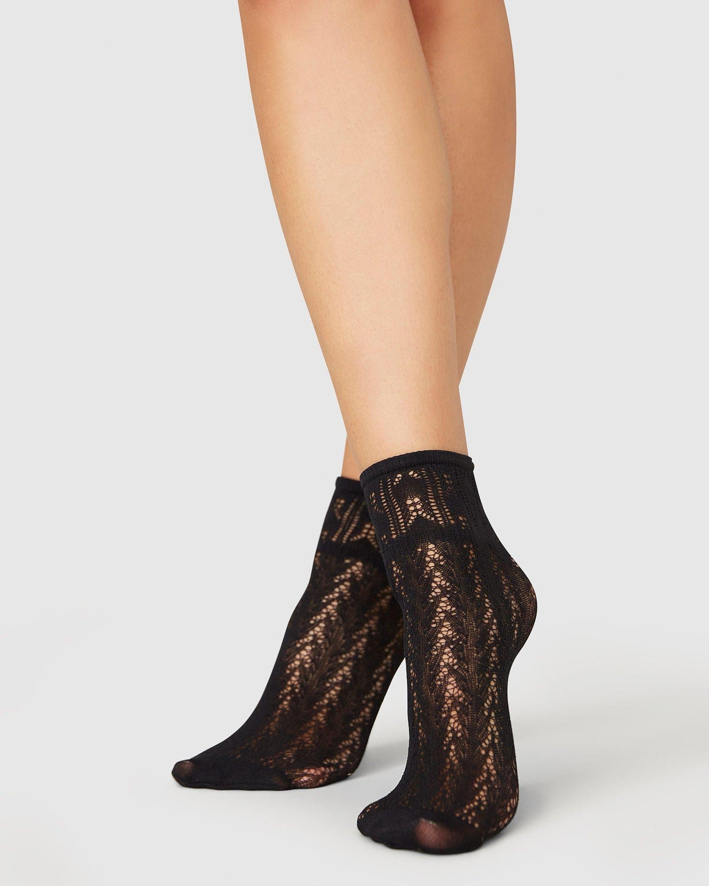 Chaussettes en matières recyclées | noir "erica crochet socks - black"
