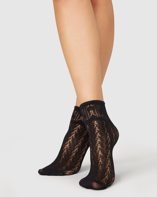 Chaussettes en matières recyclées | noir "erica crochet socks - black"