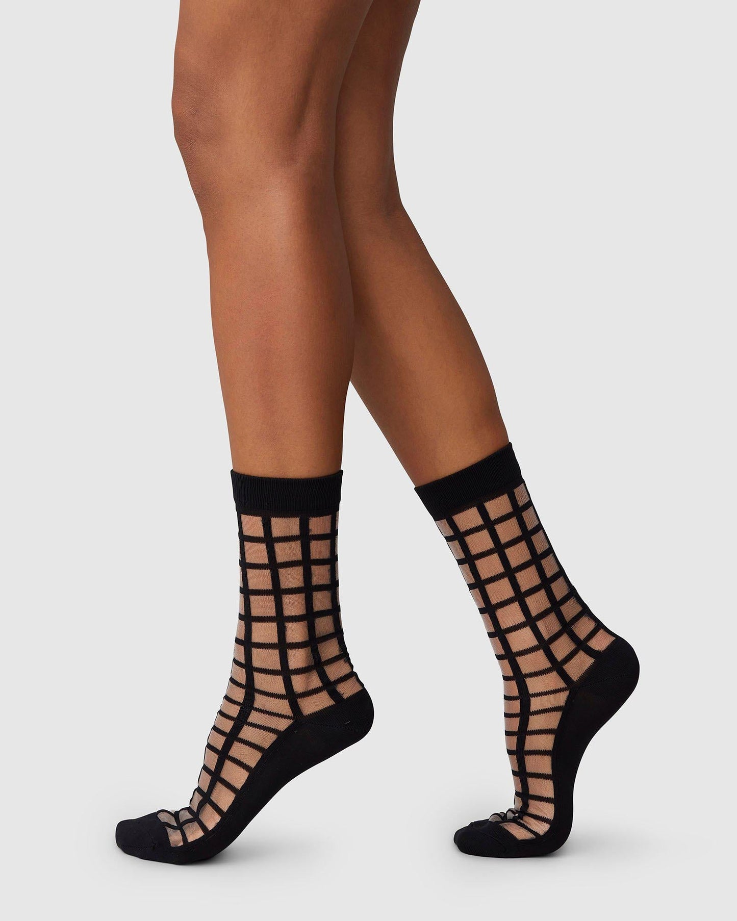 Chaussettes géométriques noires en matière recyclée - alicia grid socks black