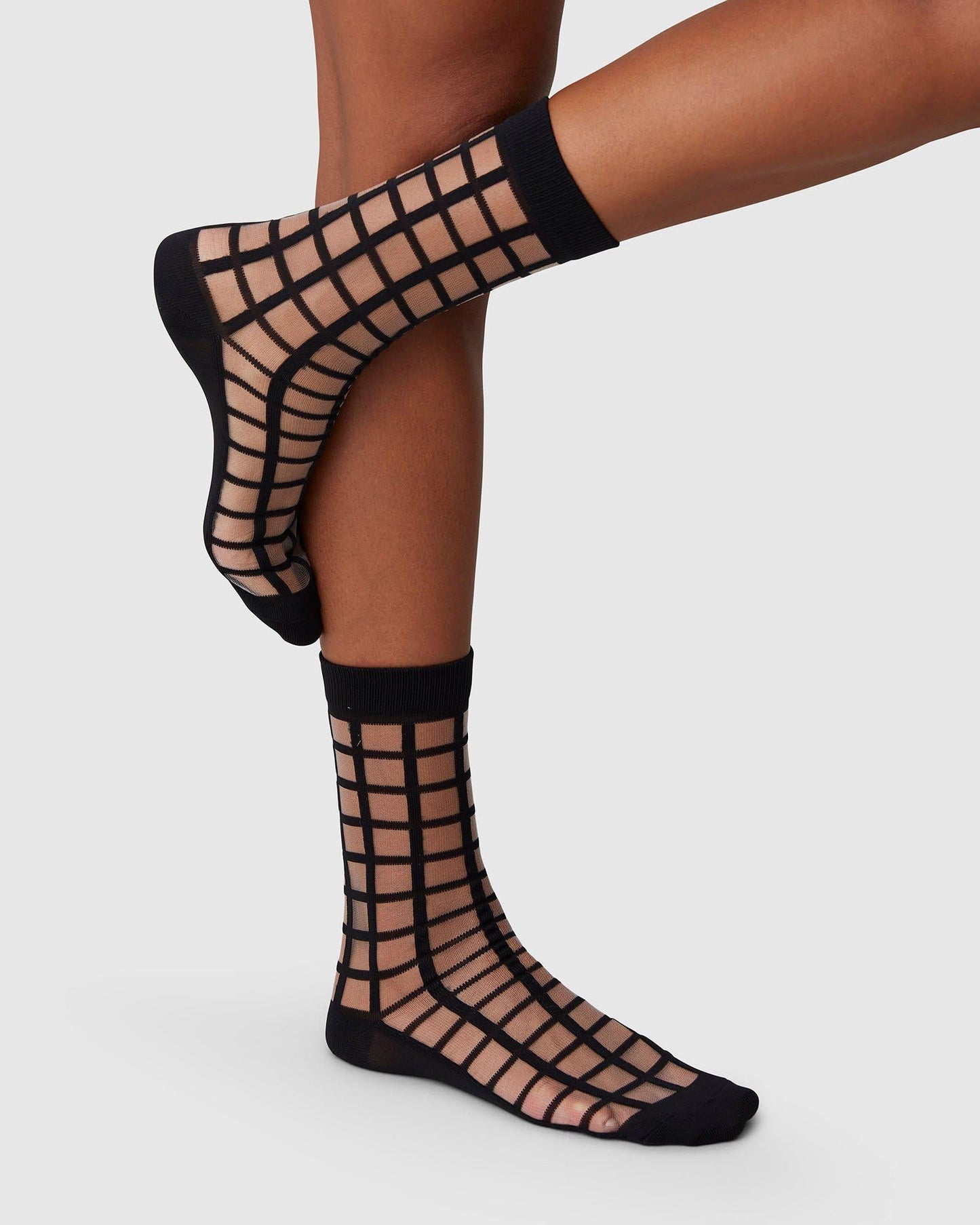 Chaussettes géométriques noires en matière recyclée - alicia grid socks black