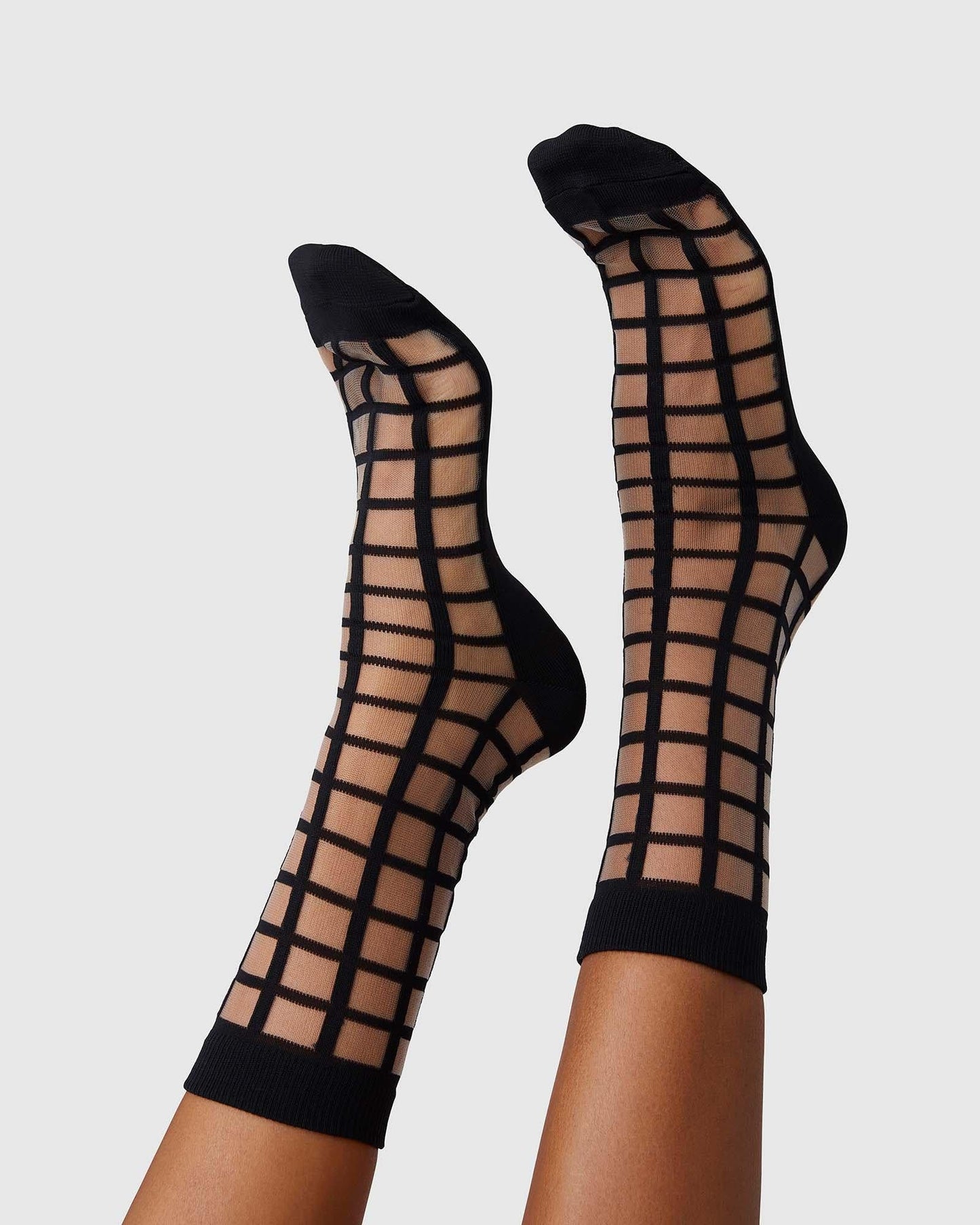 Chaussettes géométriques noires en matière recyclée - alicia grid socks black