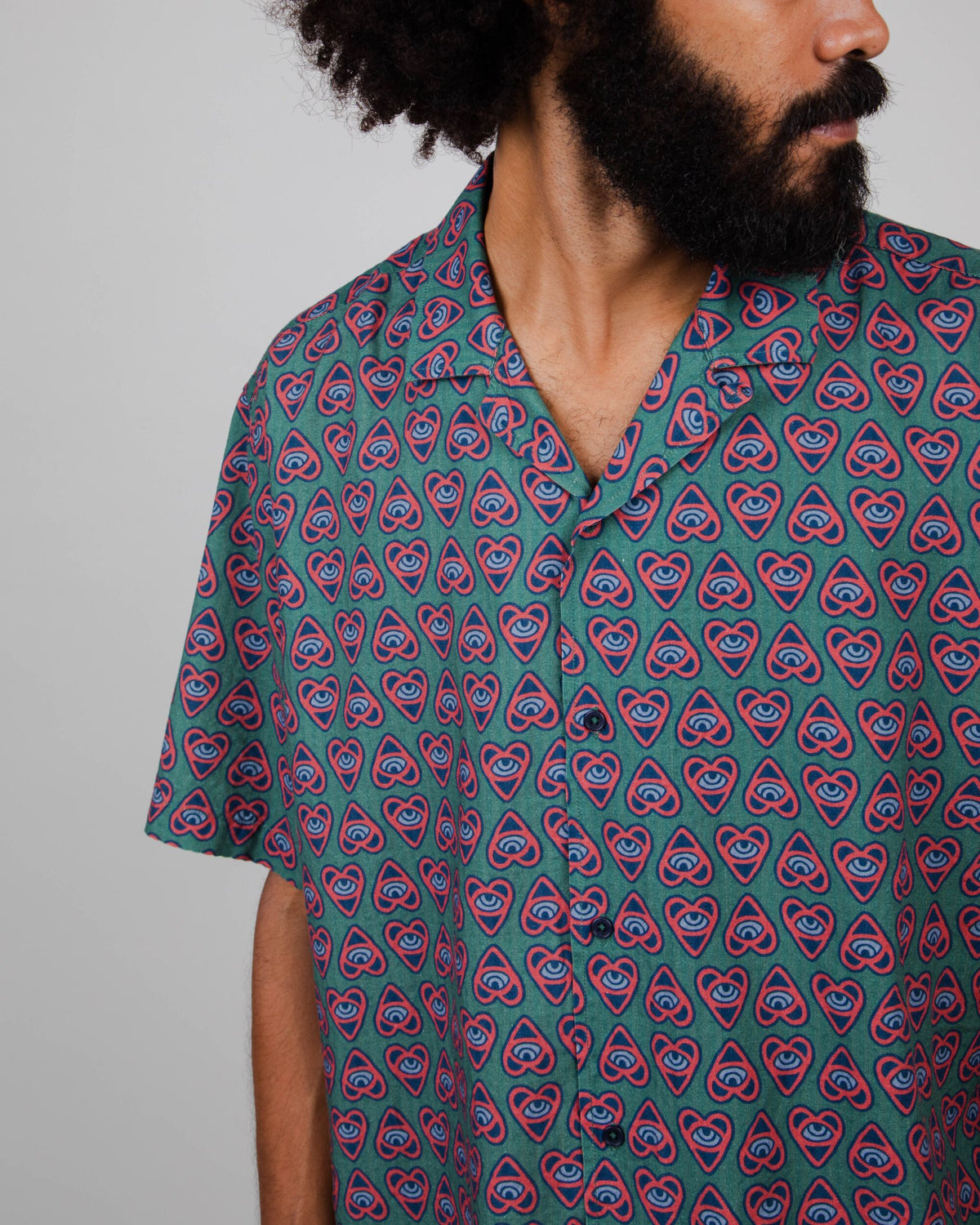 Chemisette en coton bio et ecovero | Motifs cœur "heart aloha shirt morera green"