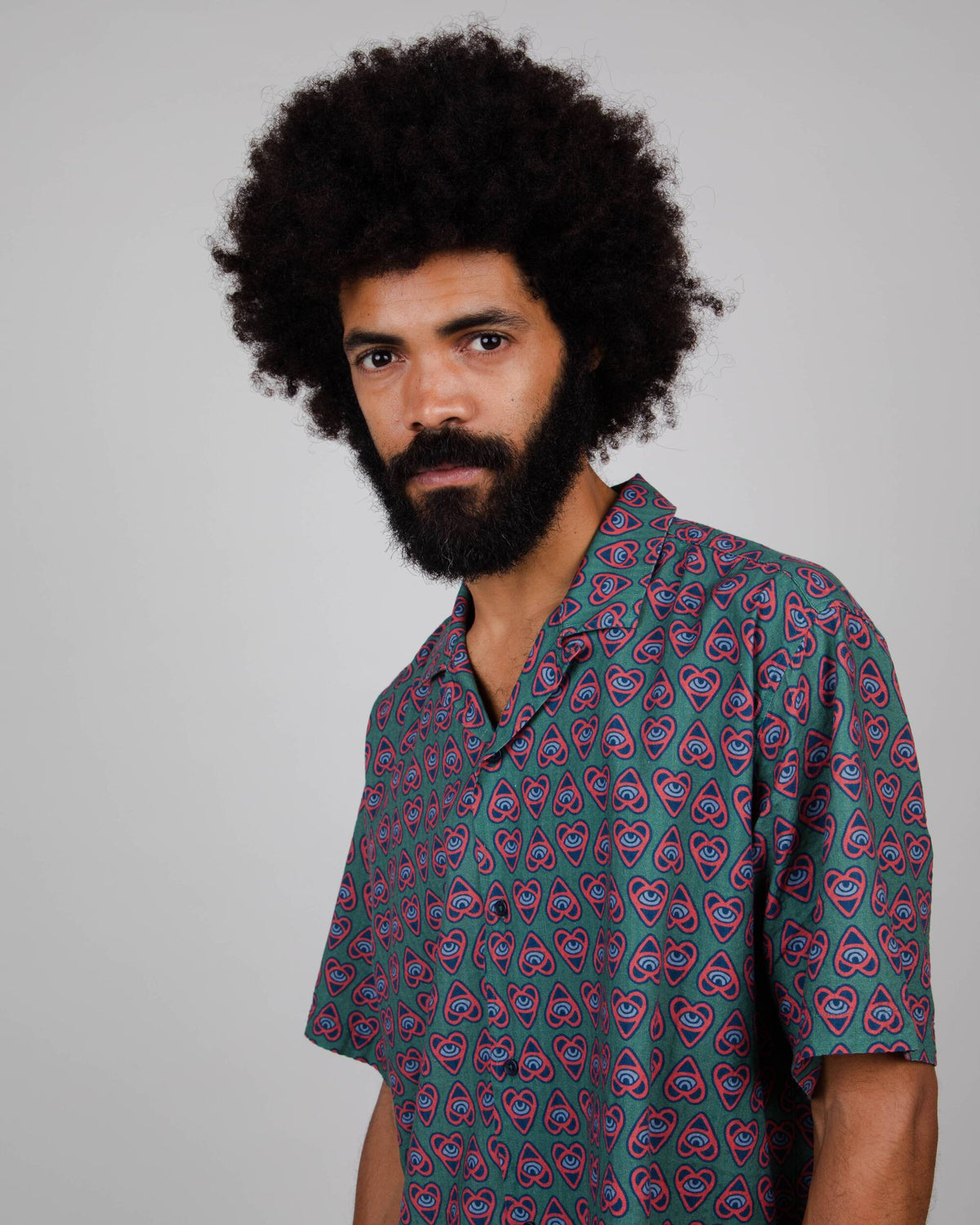 Chemisette en coton bio et ecovero | Motifs cœur "heart aloha shirt morera green"
