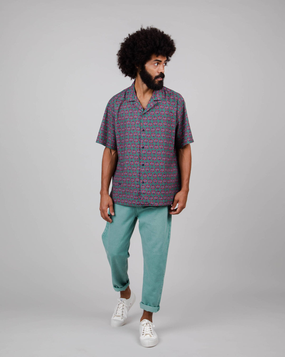 Chemisette en coton bio et ecovero | Motifs cœur "heart aloha shirt morera green"