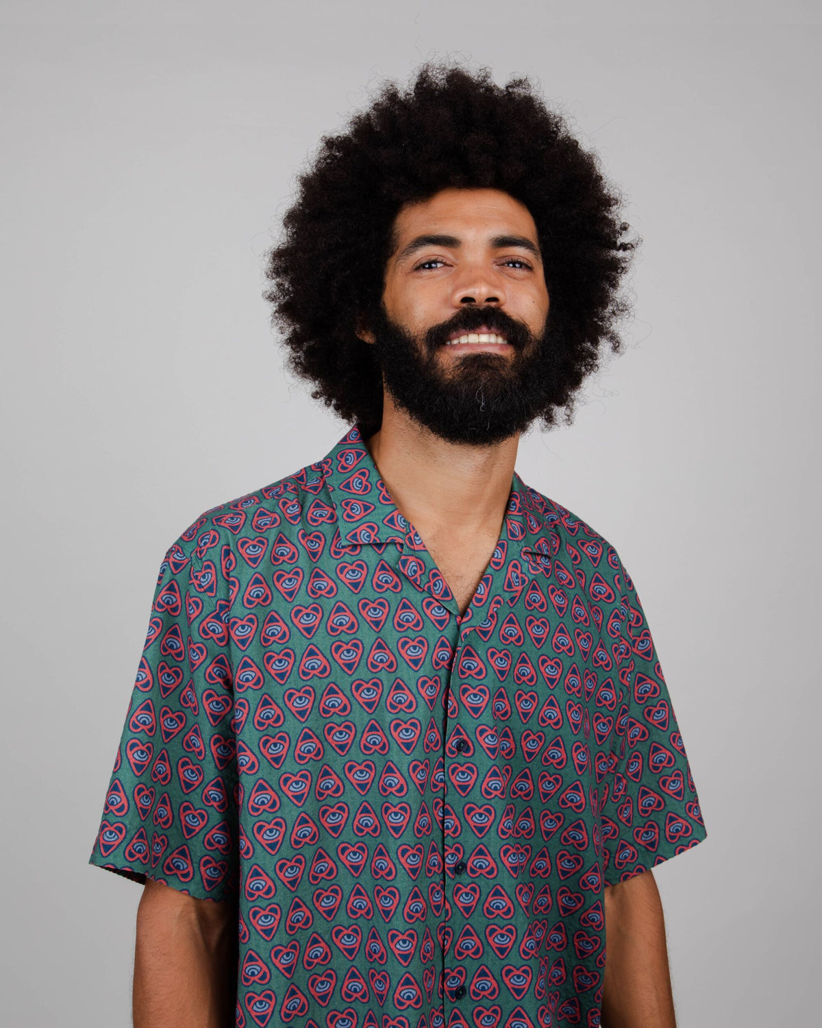 Chemisette en coton bio et ecovero | Motifs cœur "heart aloha shirt morera green"