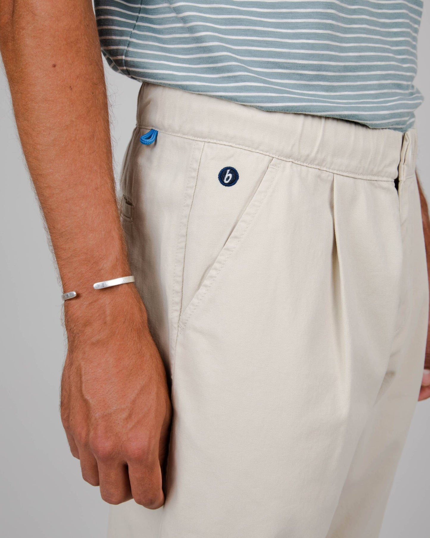 Chino ample écru en coton bio - comfort chino sand
