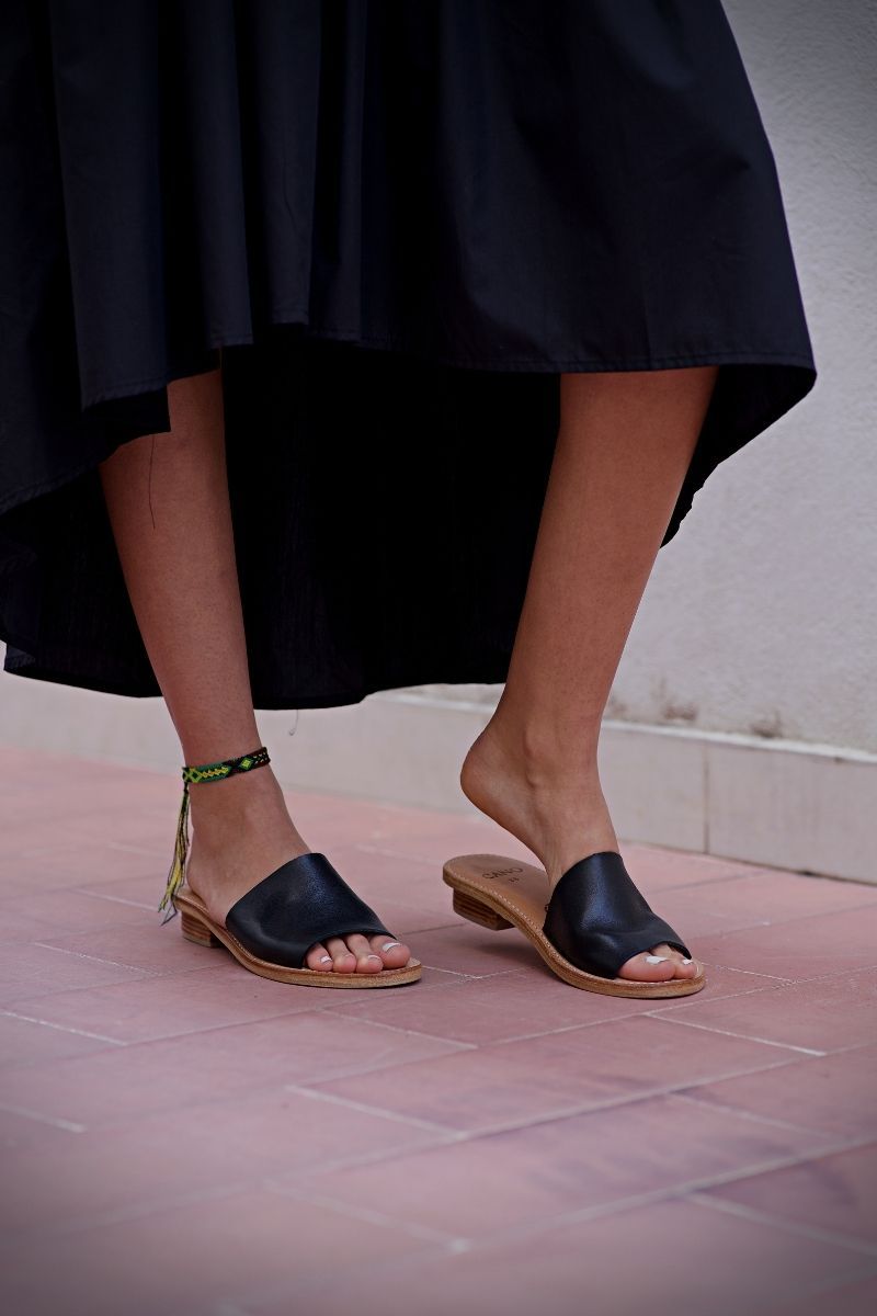 Sandales noires en cuir tannage végétal - Ximena