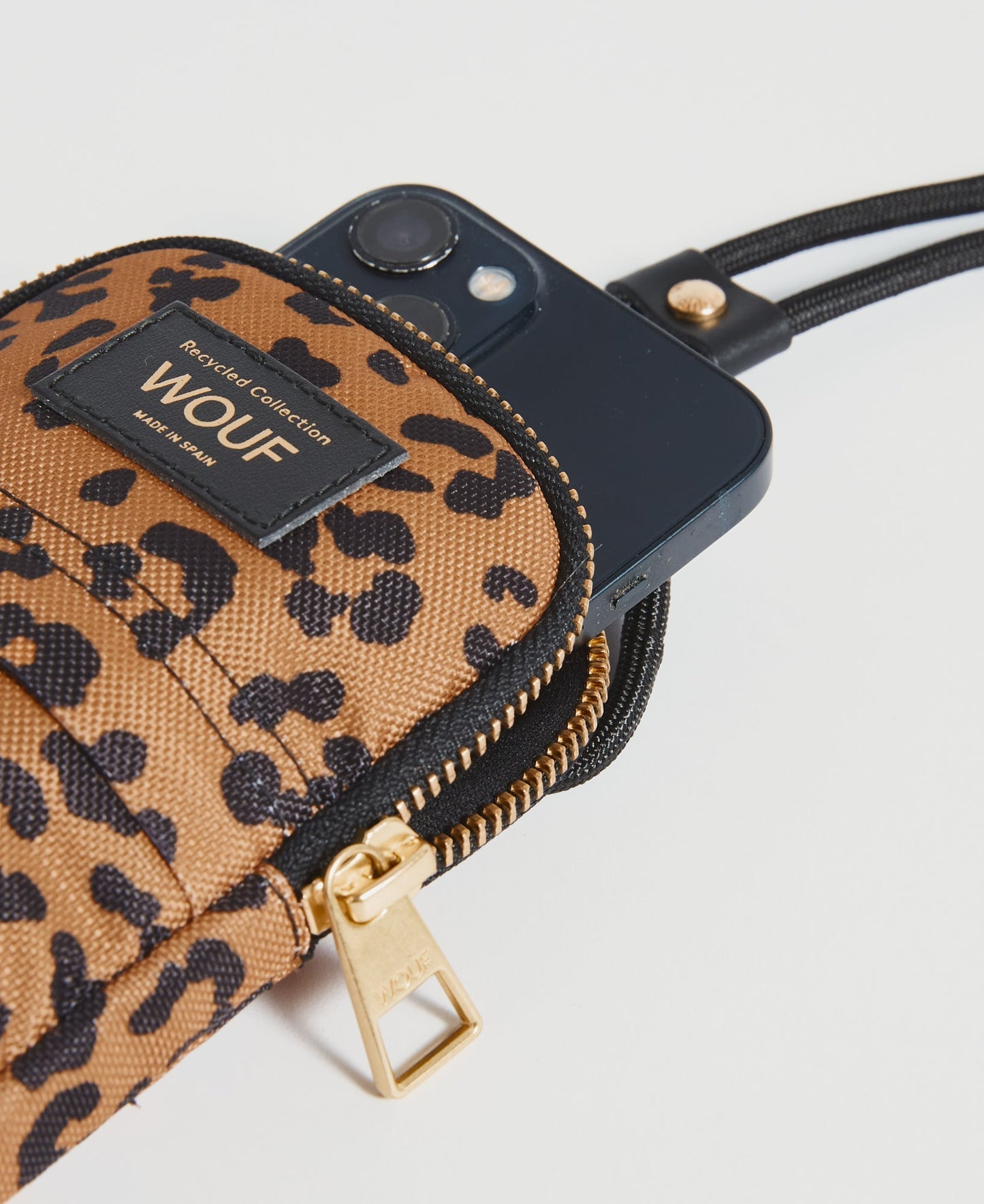 pochette téléphone en matières recyclées | léopard "agar crossbody phone bag"