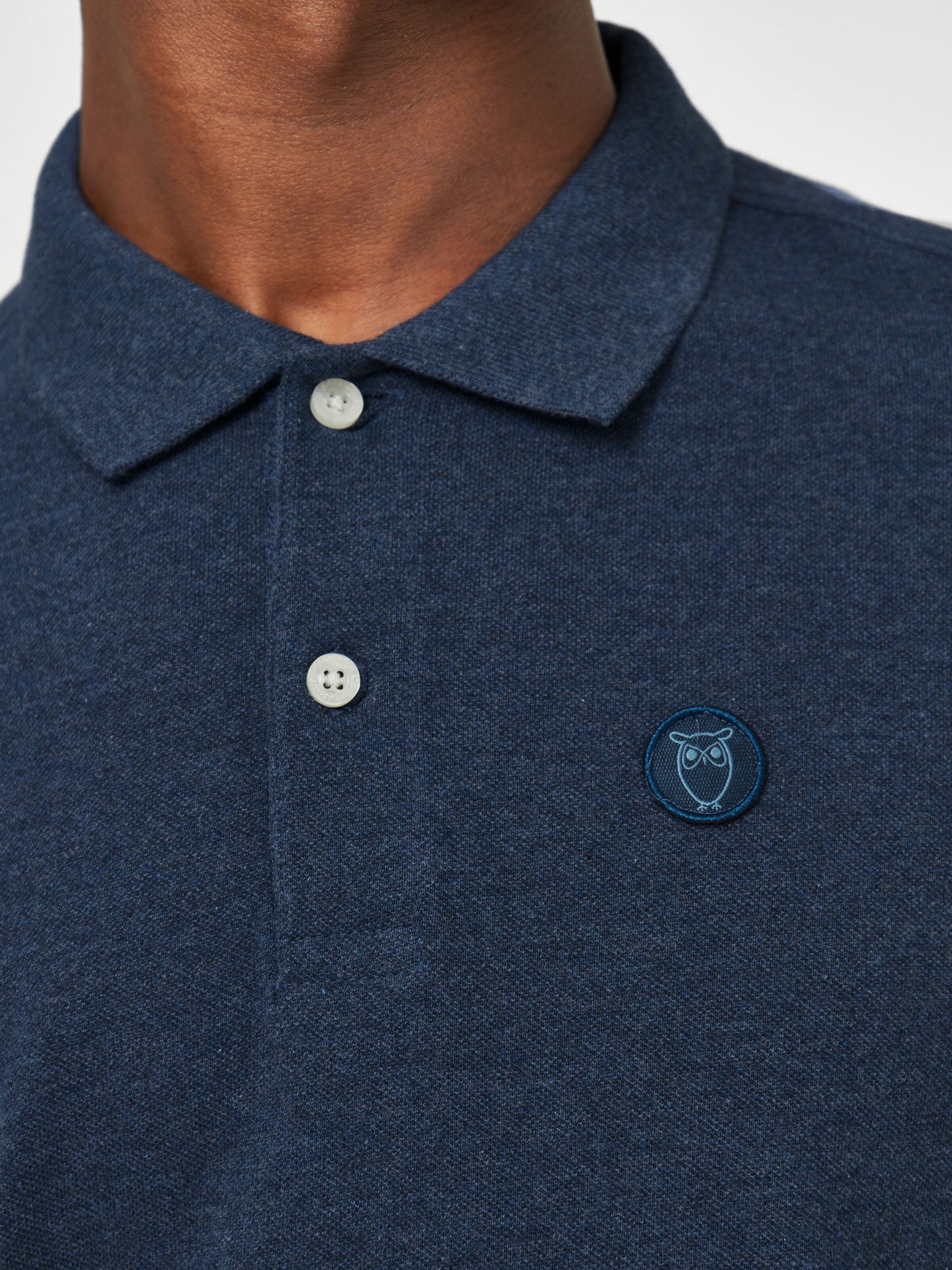 Polo droit bleu foncé en coton bio - basic badge polo insigna blue melange
