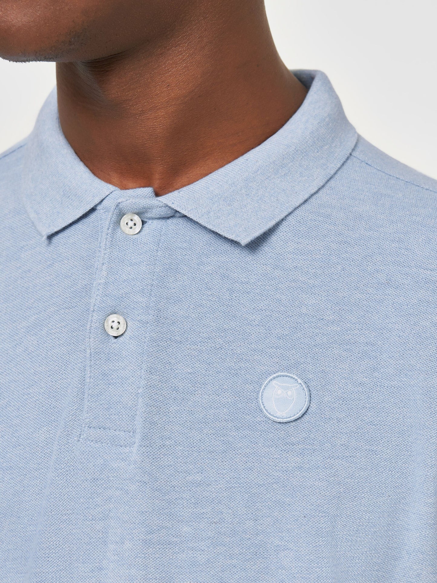 Polo en coton bio | Bleu clair "toke basic badge polo sky way melange"