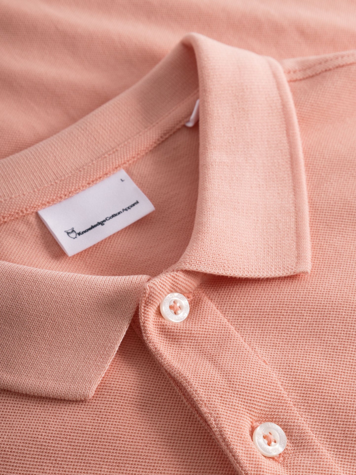 Polo droit corail en coton bio - basic badge polo coral pink