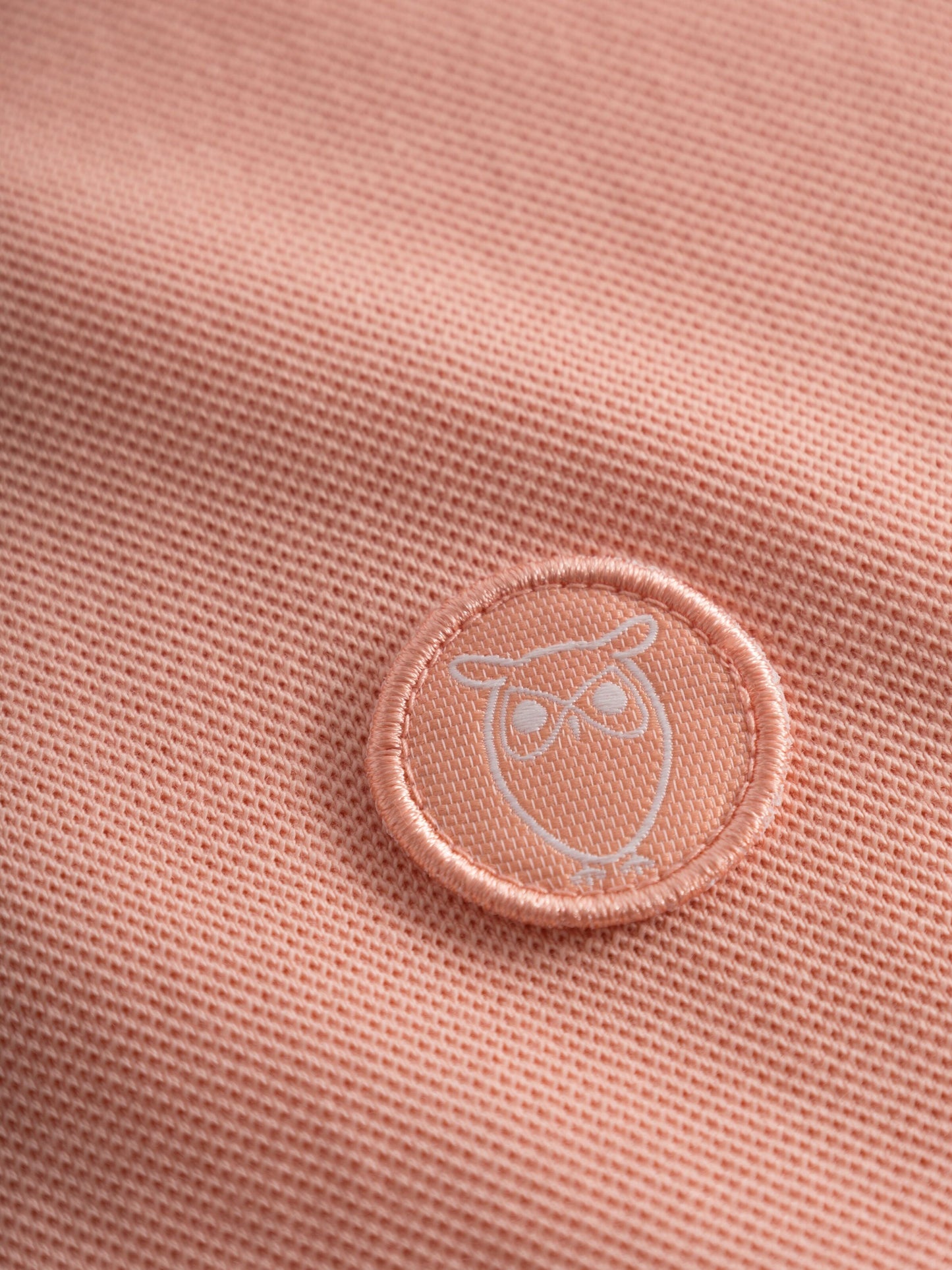 Polo droit corail en coton bio - basic badge polo coral pink