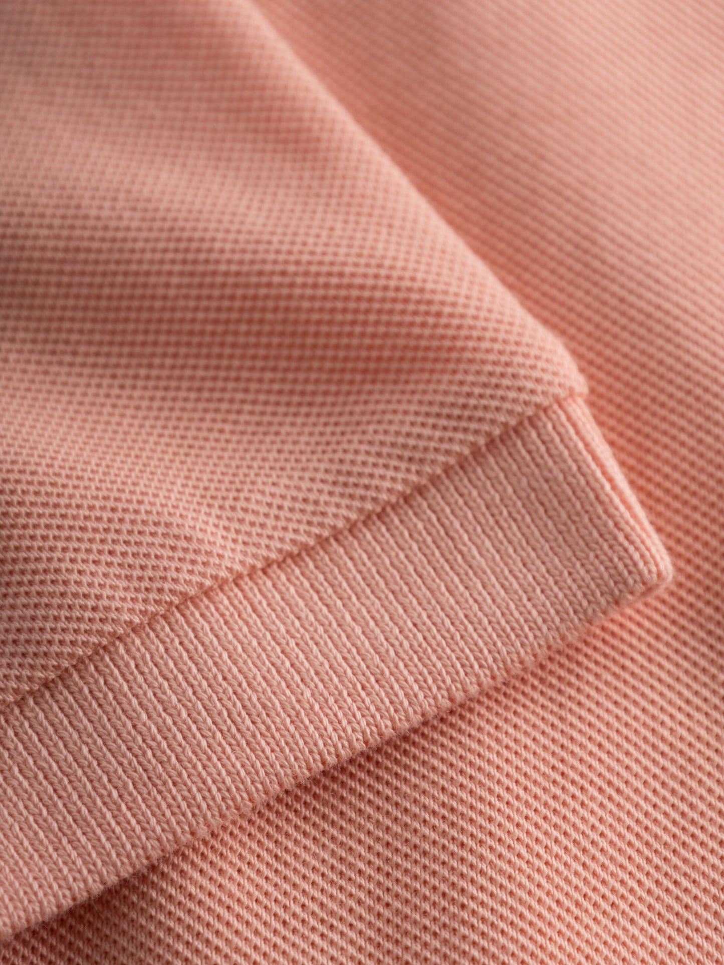 Polo droit corail en coton bio - basic badge polo coral pink