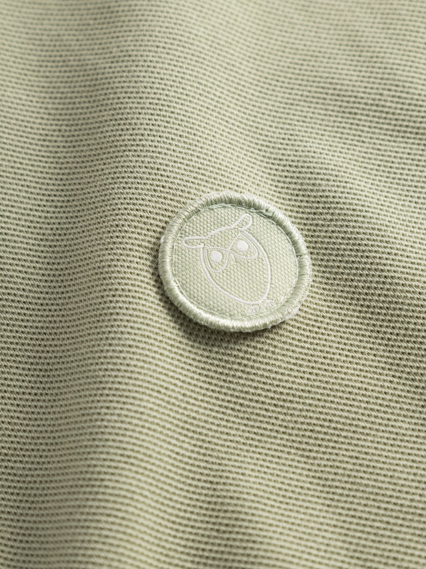 Polo droit vert clair en coton bio - basic badge polo swamp