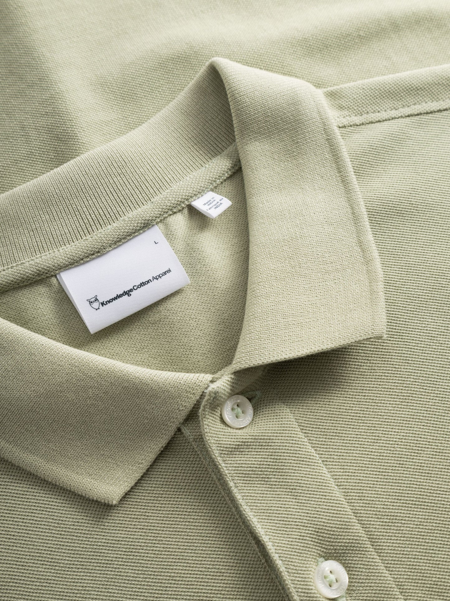 Polo droit vert clair en coton bio - basic badge polo swamp