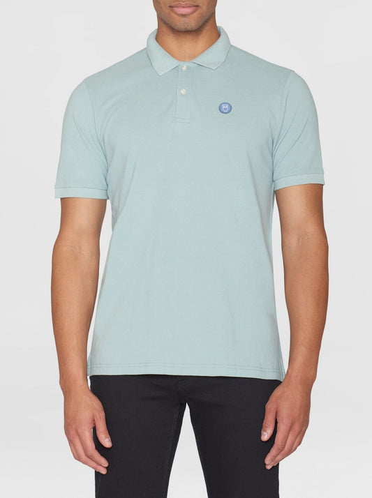 Polo en coton bio | Bleu gris "toke basic badge polo gray mist"
