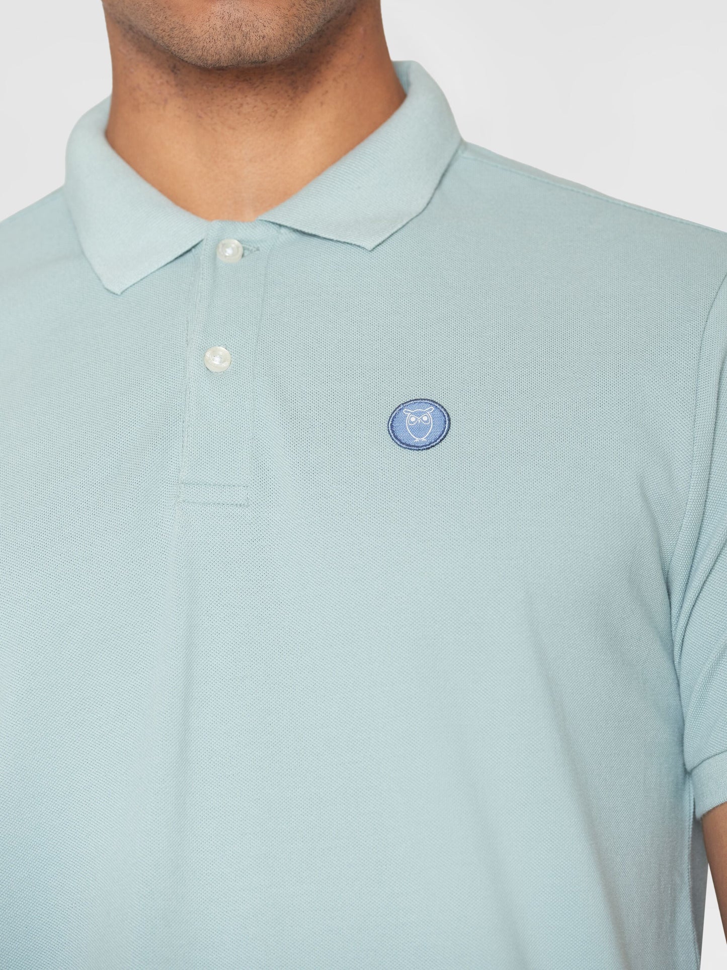 Polo en coton bio | Bleu gris "toke basic badge polo gray mist"