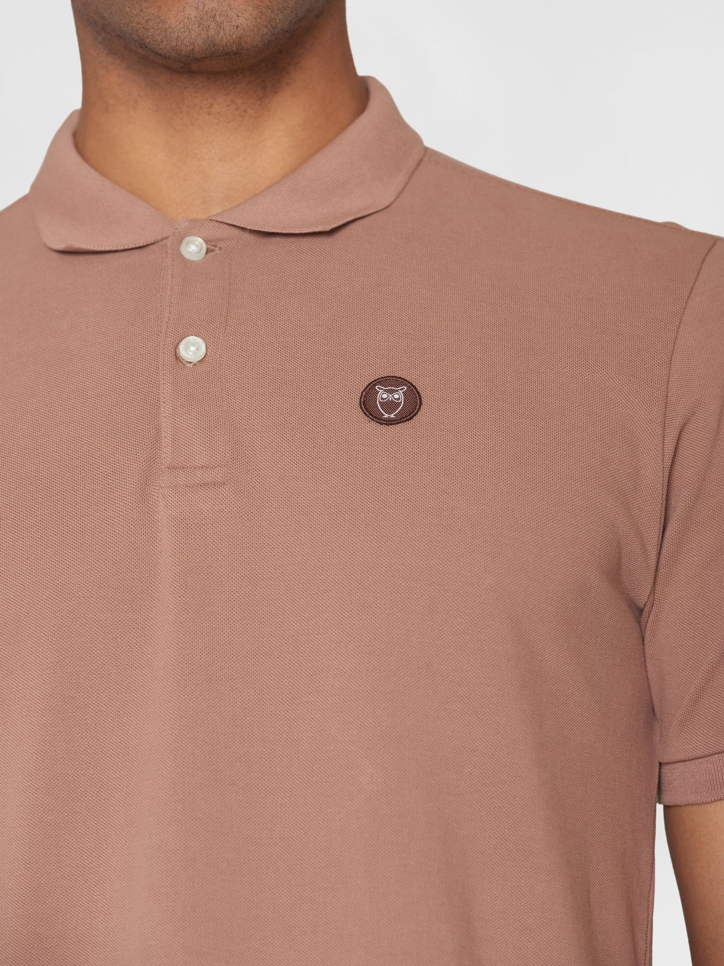 Polo en coton bio | Marron "toke basic badge polo chocolate malt"