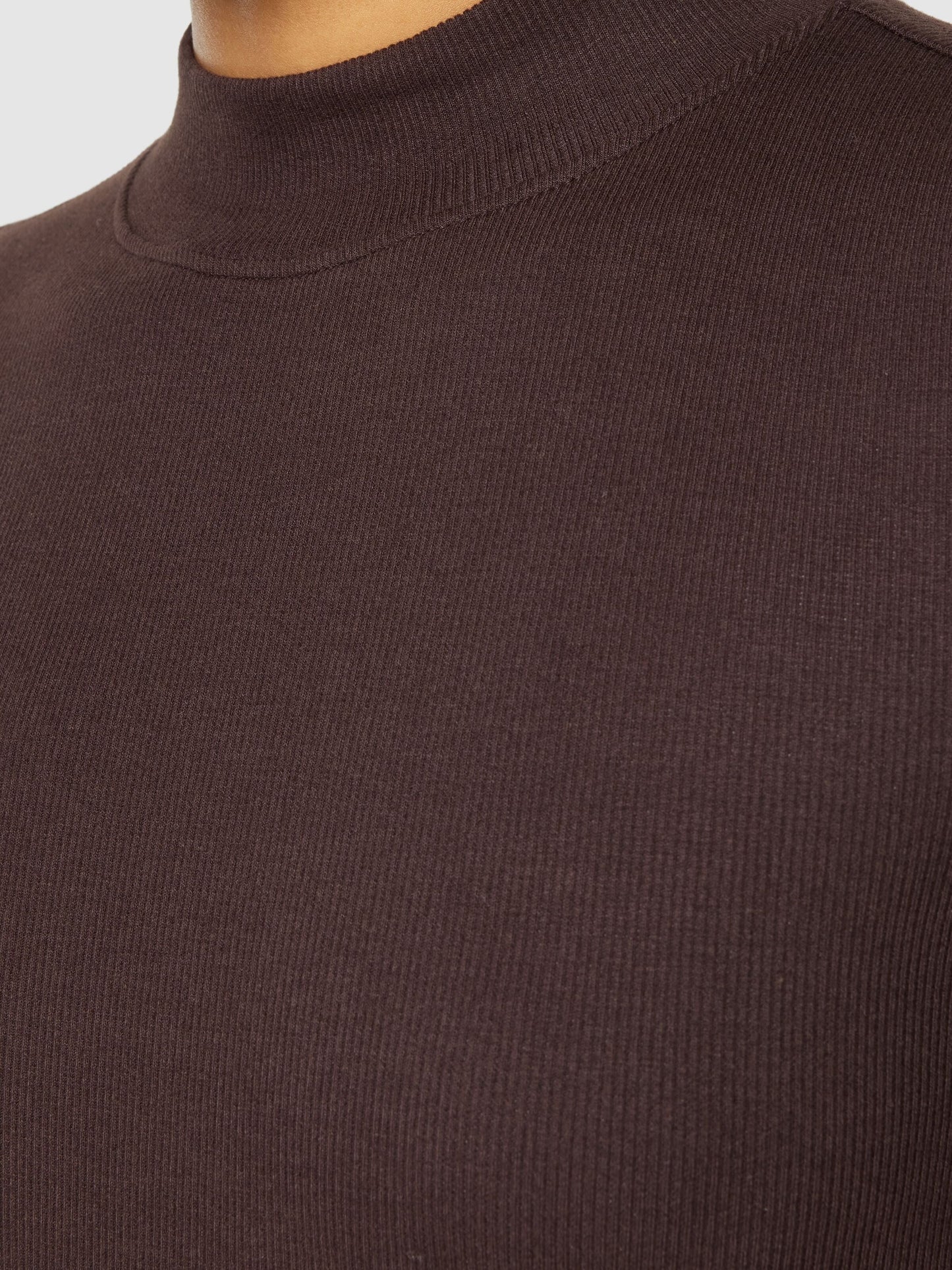 T-shirt côtelé en coton bio | marron "rib high neck short sleeved chocolate plum"