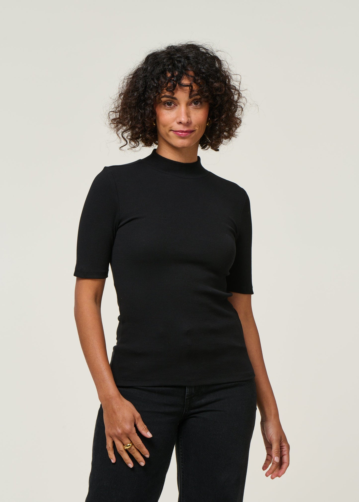 T-shirt côtelé en coton bio | Noir "rib high neck short sleeve black jet"