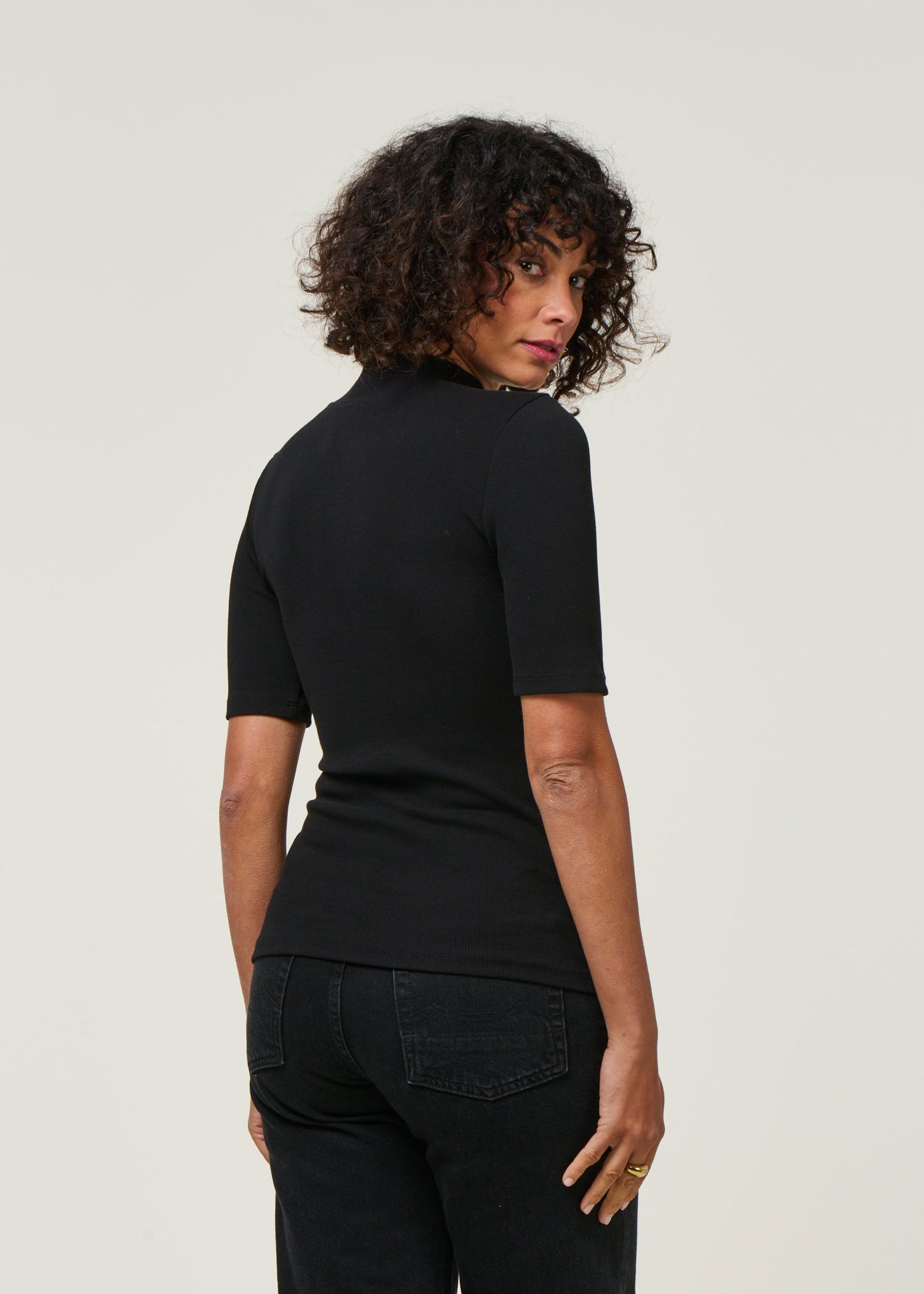 T-shirt côtelé en coton bio | Noir "rib high neck short sleeve black jet"