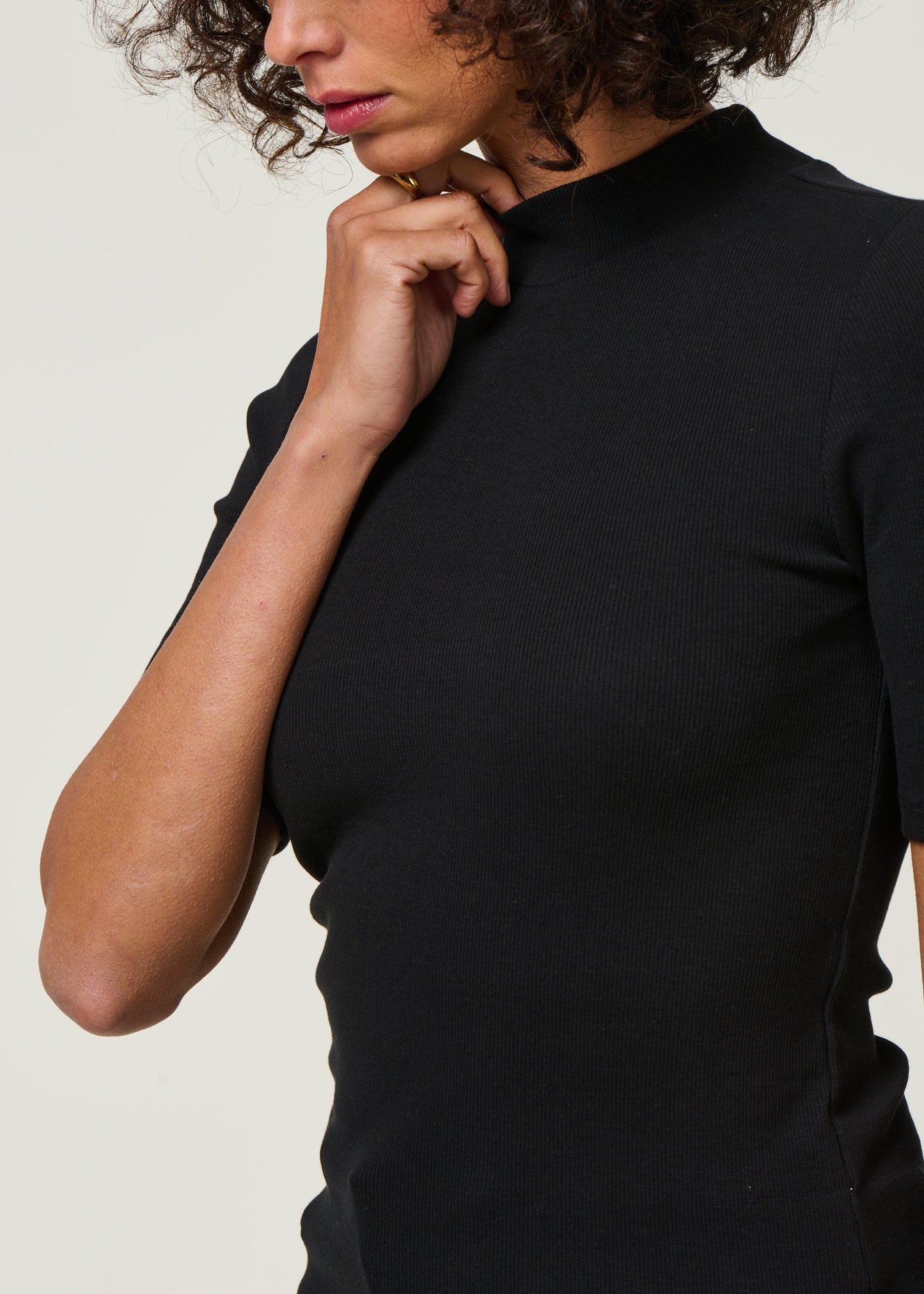T-shirt côtelé en coton bio | Noir "rib high neck short sleeve black jet"