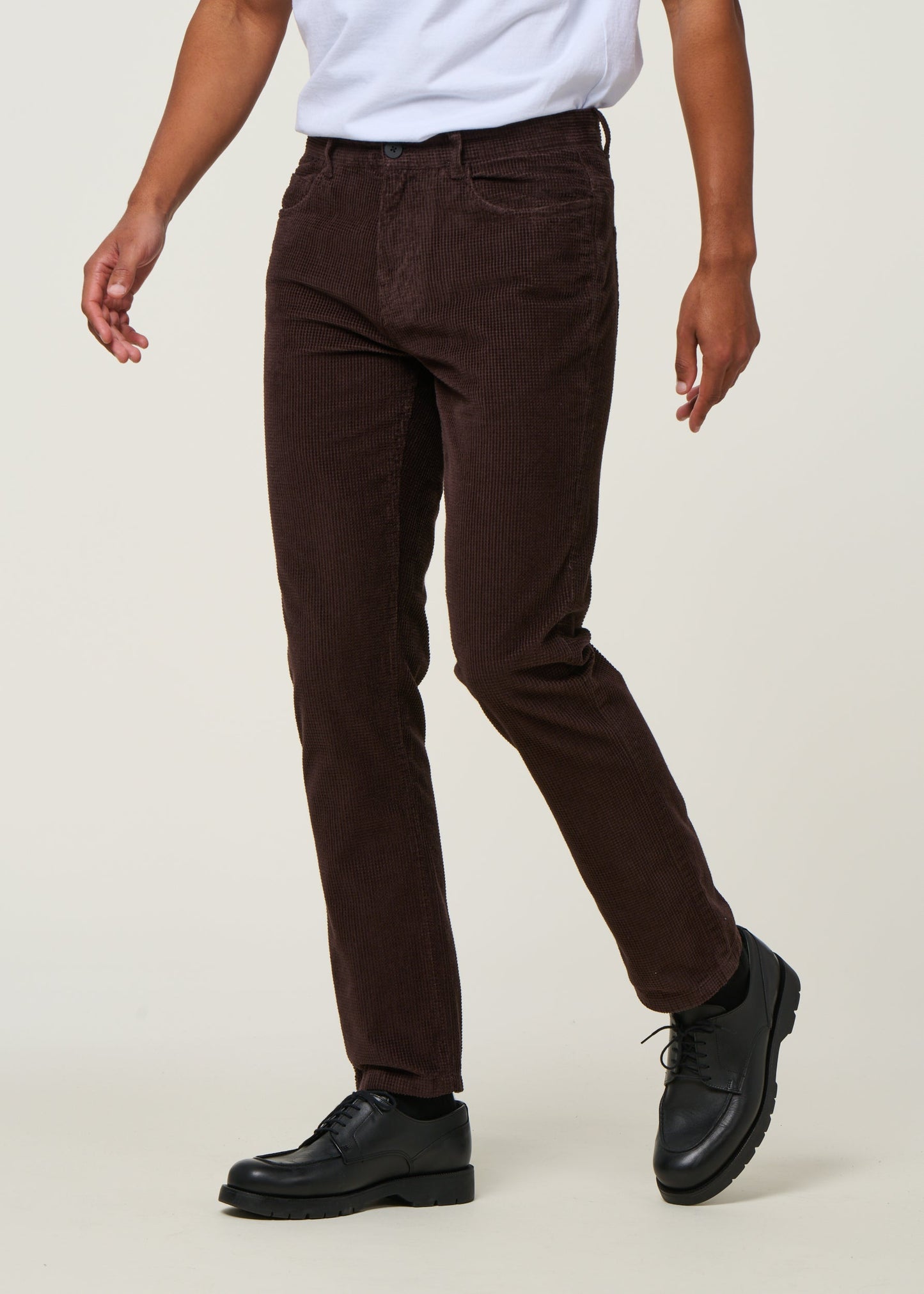 Pantalon droit velours en coton bio | marron "chuck 5-pocket corduroy - chocolate torte"