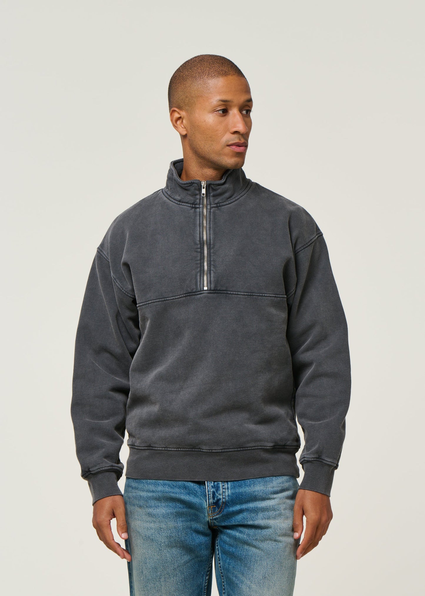 Sweat camionneur col zippé en coton bio | noir "Faded Black"